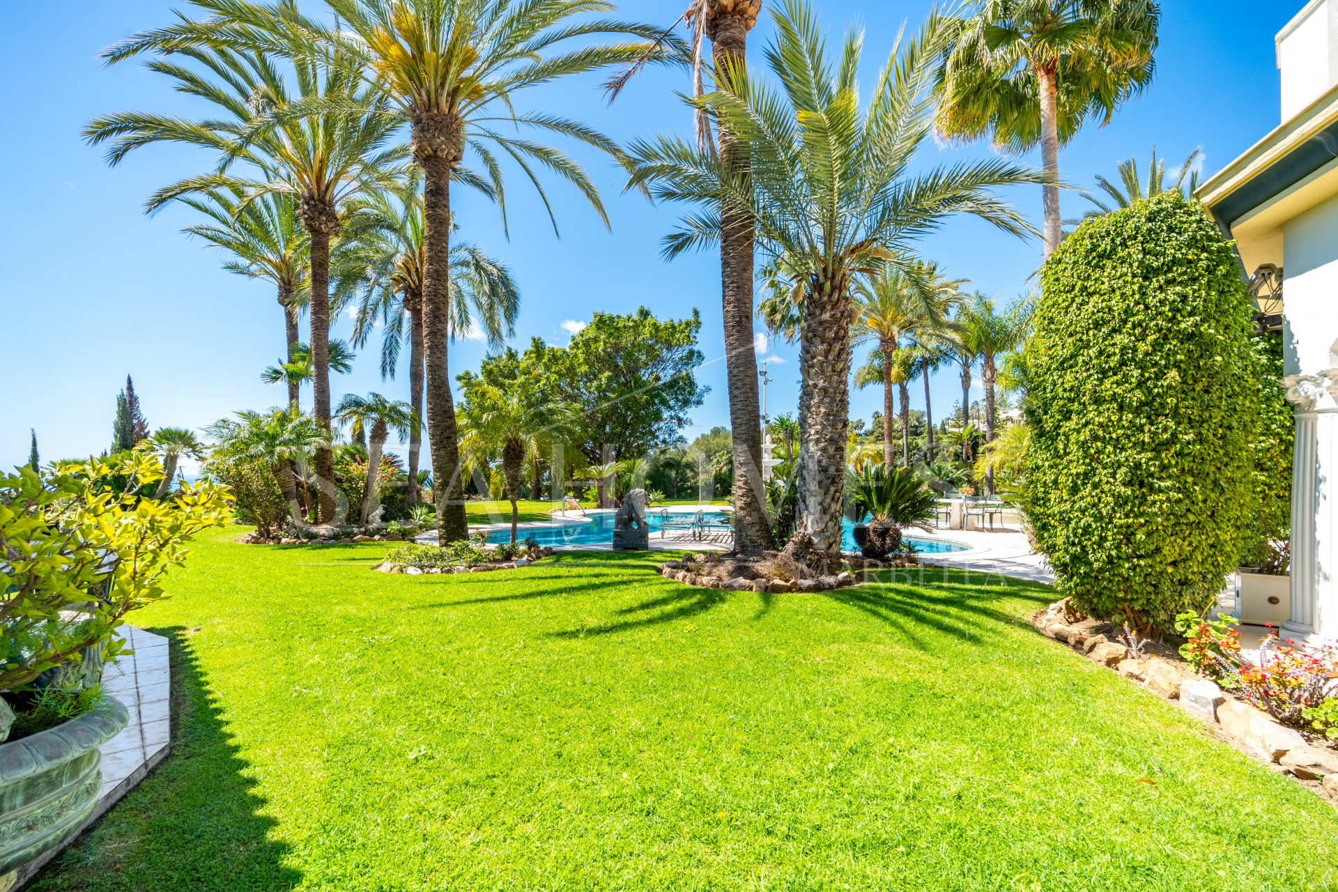 SPECTACULAR PRIVATE ESTATE WITH PANORAMIC VIEWS AND DEVELOPMENT POTENTIAL IN CASCADA DE CAMOJÁN