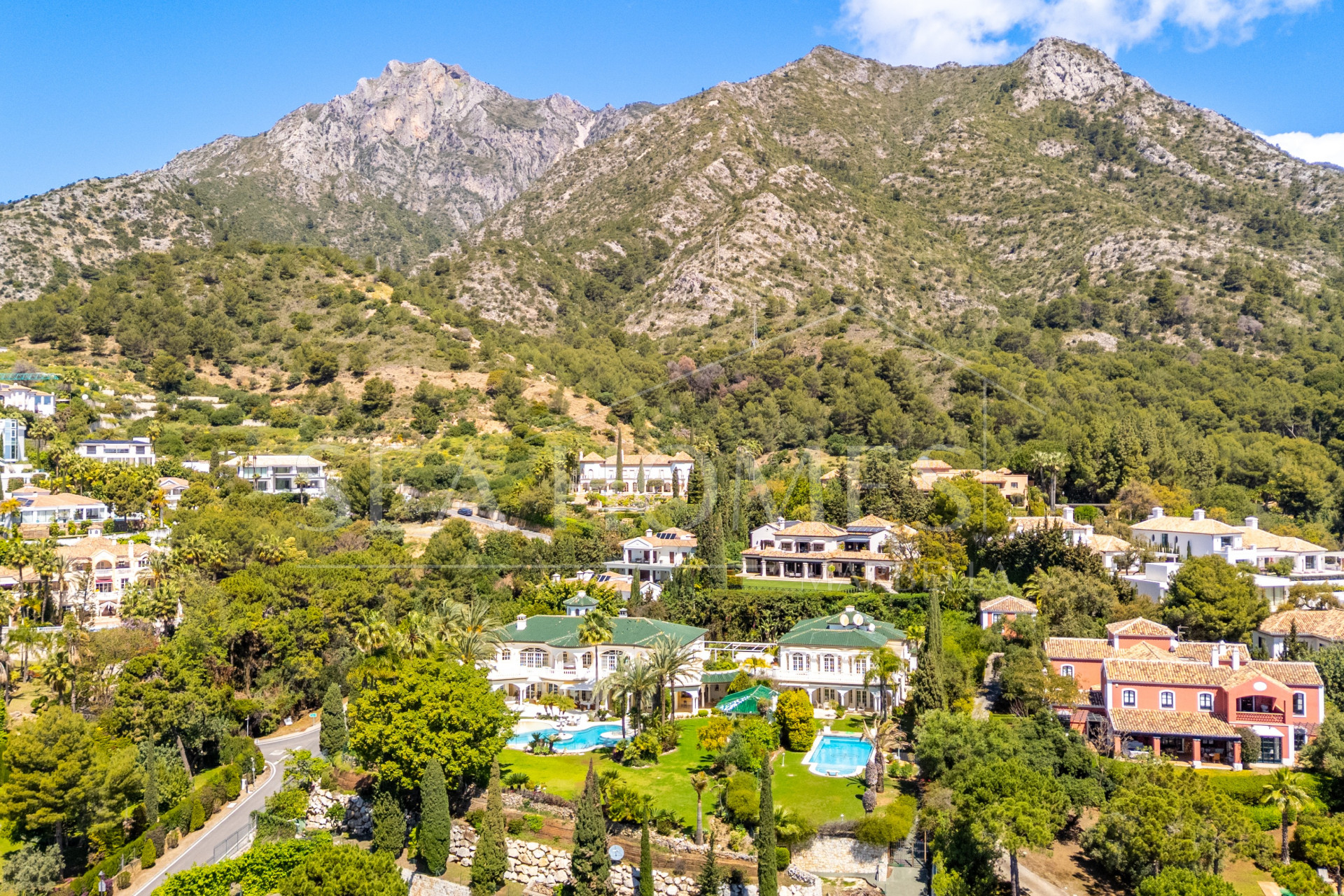 SPECTACULAR PRIVATE ESTATE WITH PANORAMIC VIEWS AND DEVELOPMENT POTENTIAL IN CASCADA DE CAMOJÁN