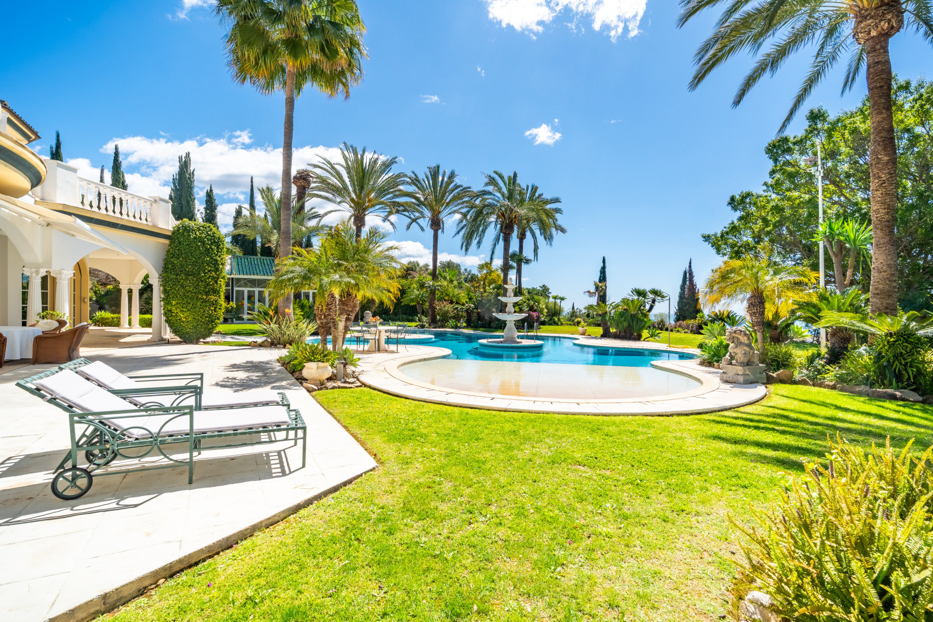Propiedad única con 3 villas y vistas panorámicas al mar en Cascada de Camoján