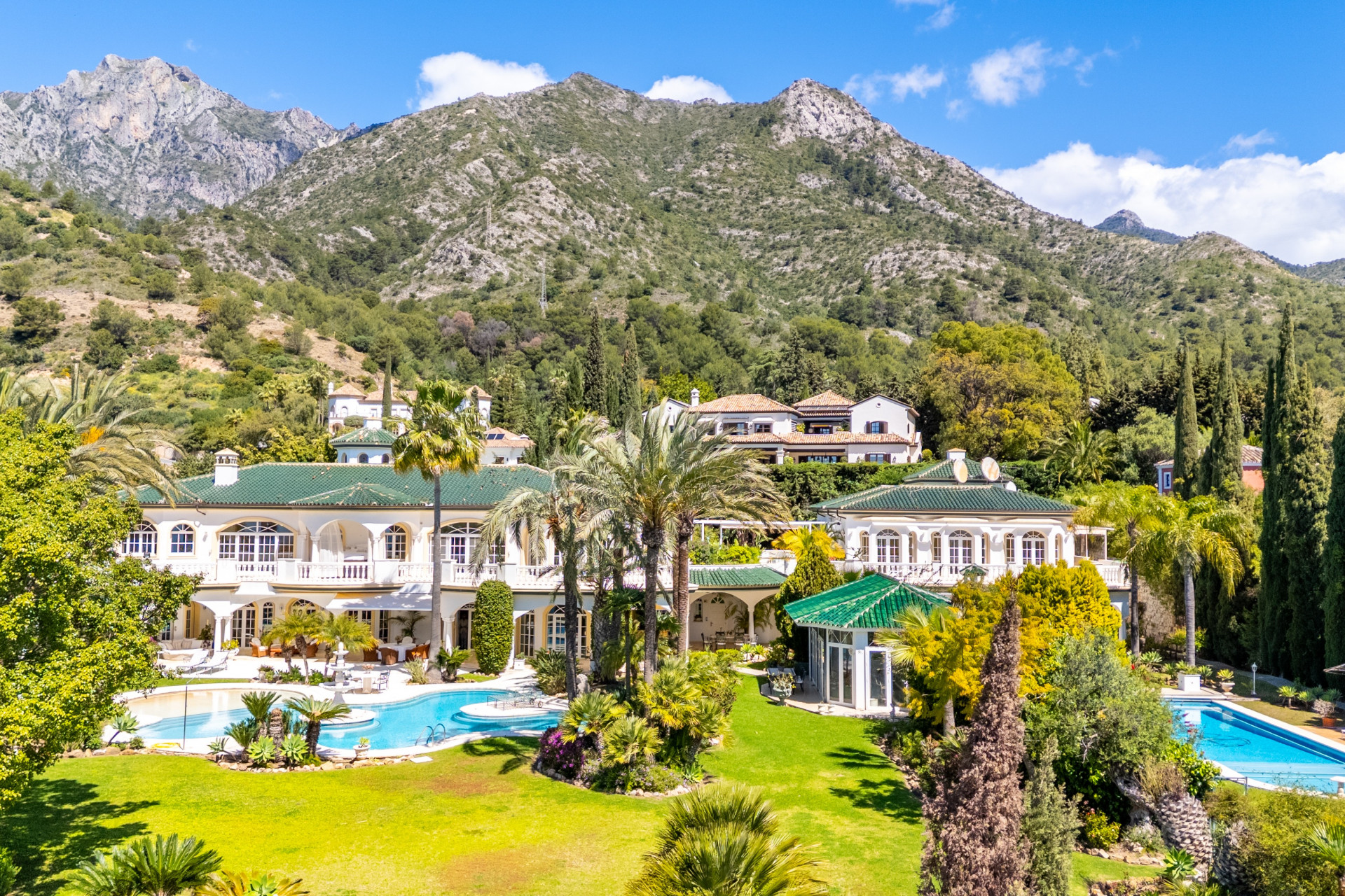 Propiedad única con 3 villas y vistas panorámicas al mar en Cascada de Camoján