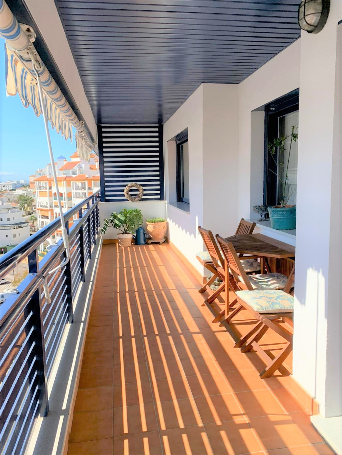 Bright penthouse with spectacular solarium and panoramic views in the Port of Estepona! — photo 3
