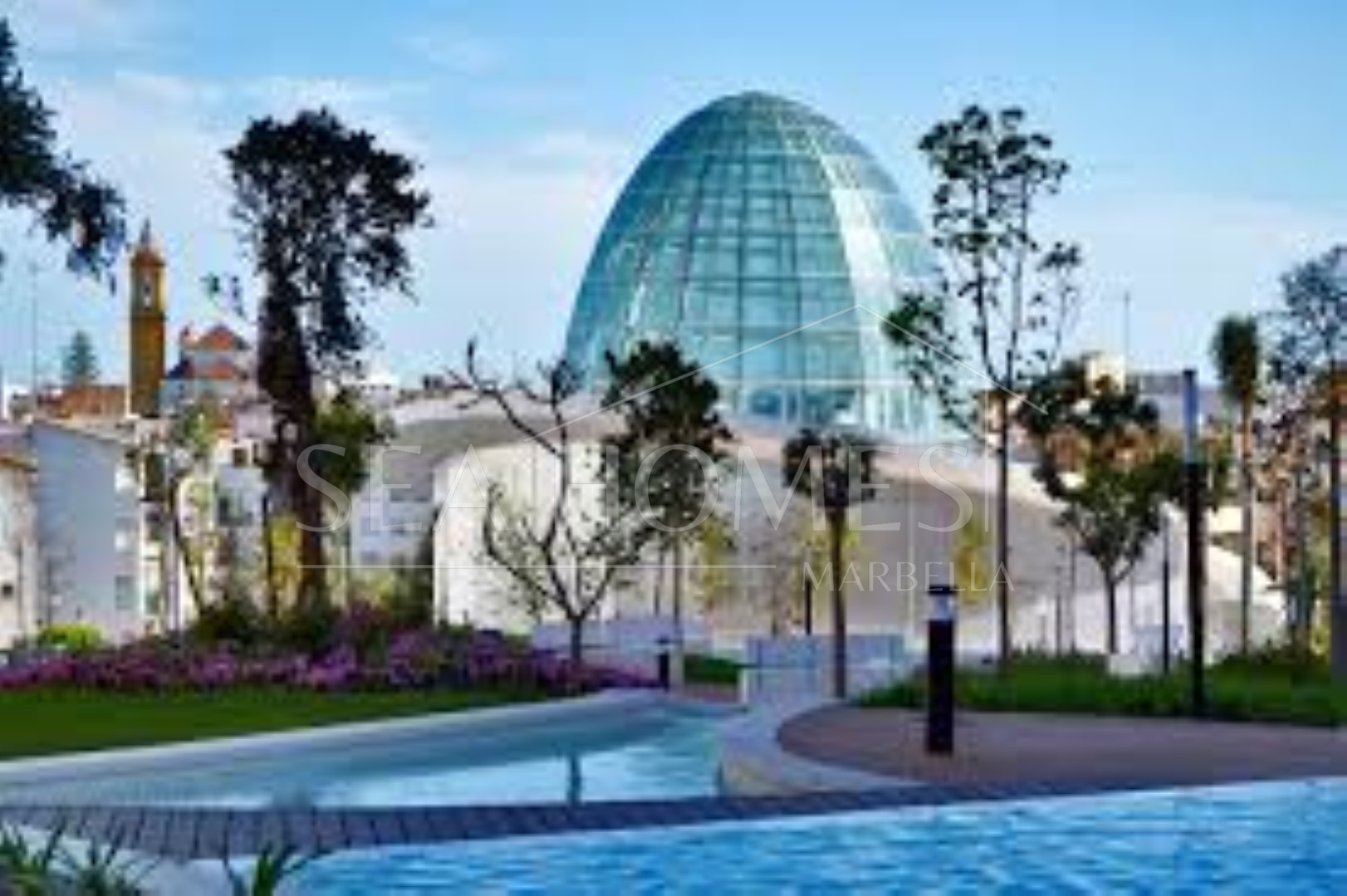 Private garage for sale on the Paseo Marítimo of Estepona!