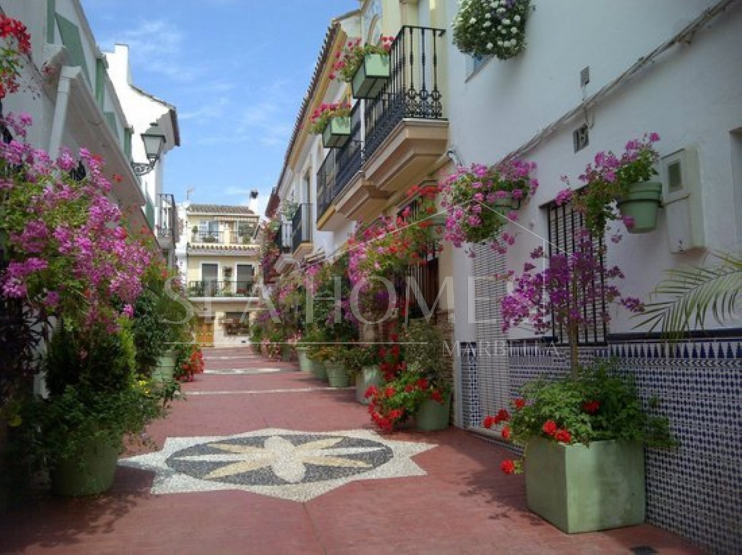 Private garage for sale on the Paseo Marítimo of Estepona!