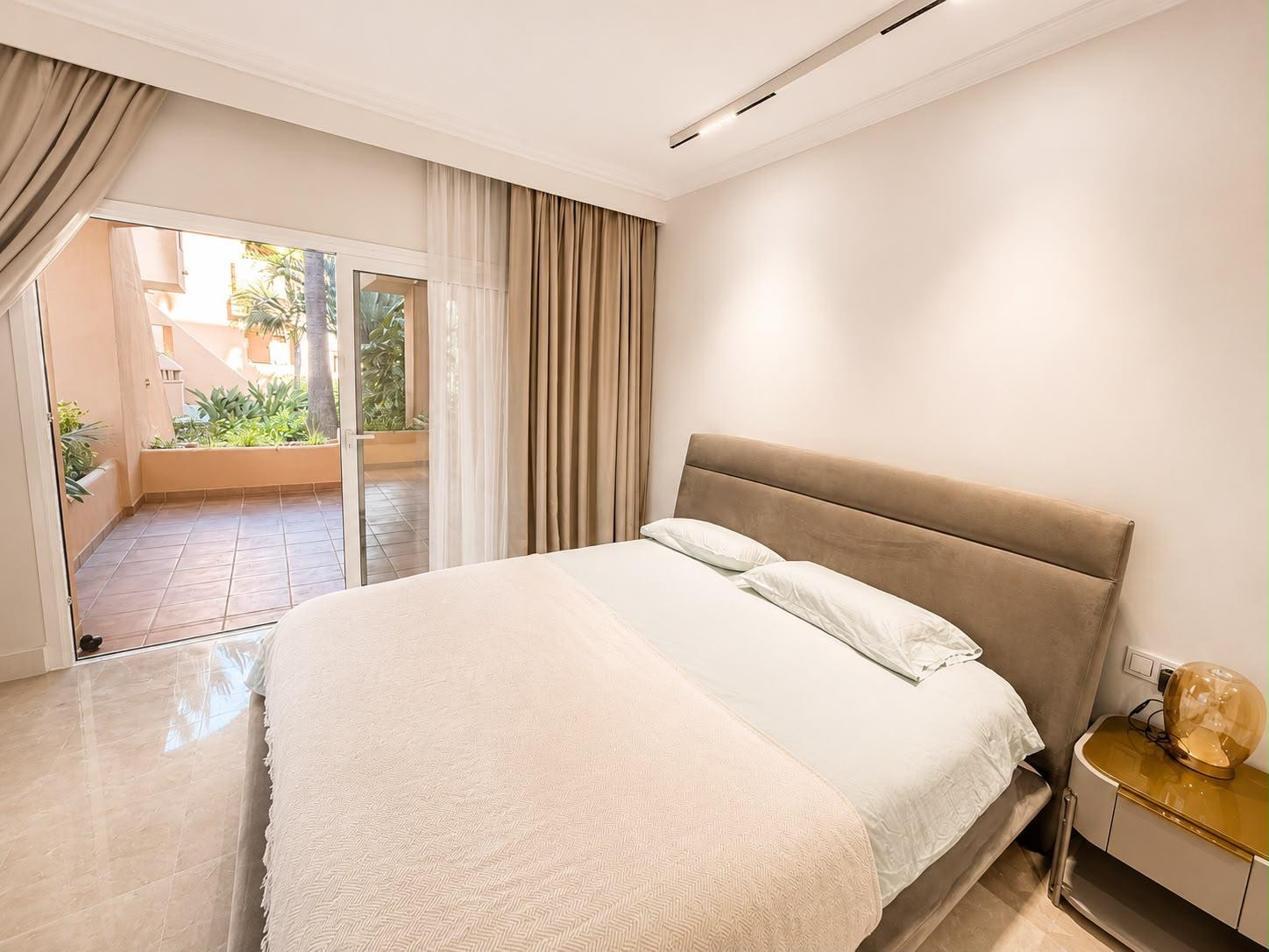 Beautiful Renovated Ground Floor Apartment for Long-Term Rental in Bahía de Alcántara, Marbella — photo 4