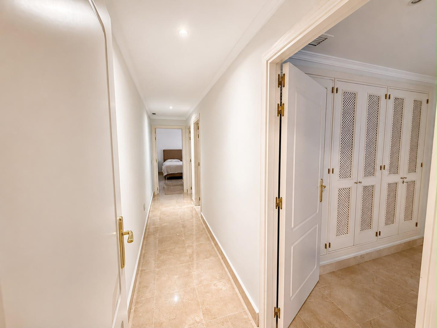 Beautiful Renovated Ground Floor Apartment for Long-Term Rental in Bahía de Alcántara, Marbella — photo 12