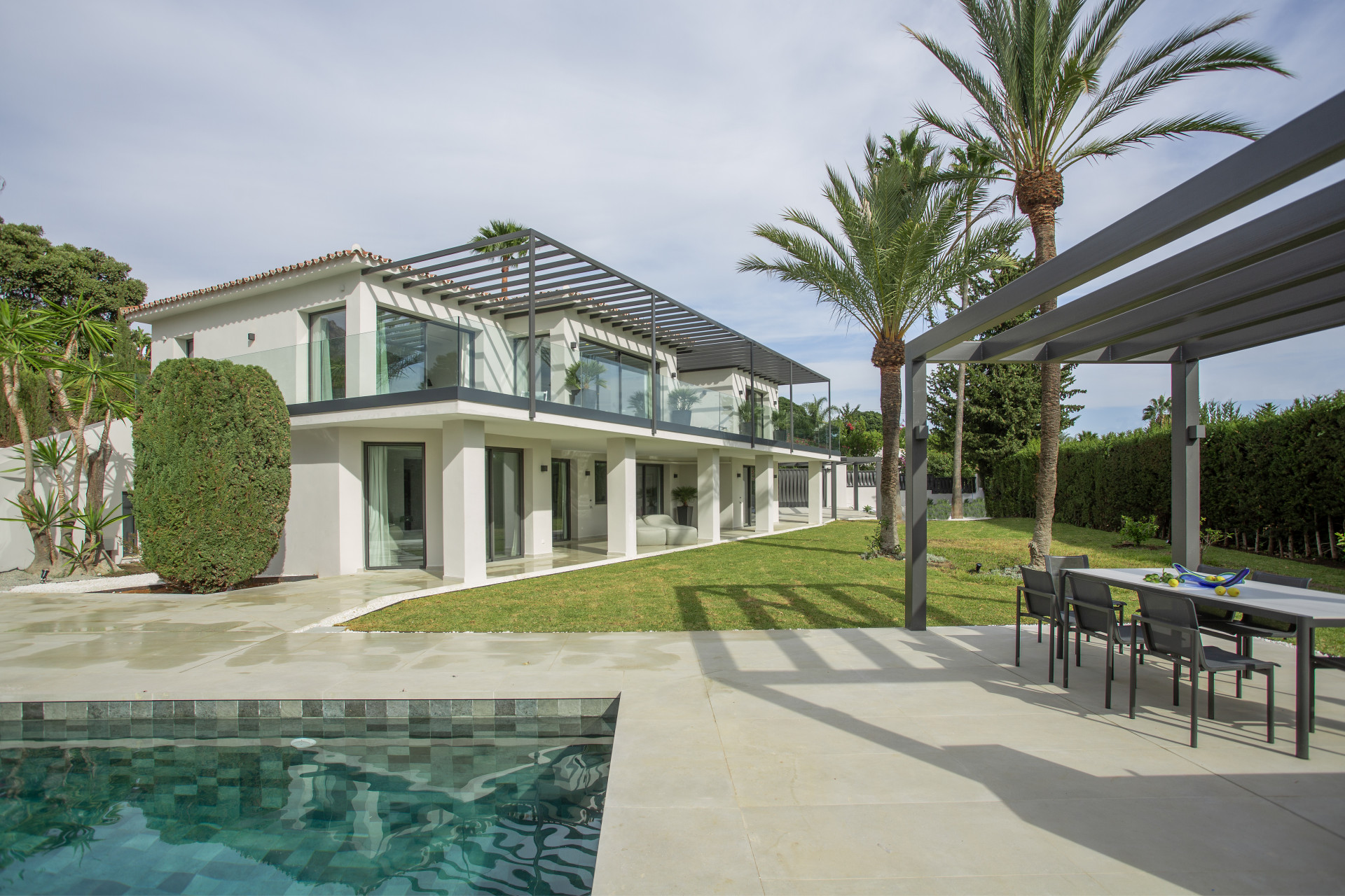 Luxuriöse Villa mit fünf Schlafzimmern und Panoramablick auf das Meer in Rocio de Nagüeles, Marbellas Goldene Meile