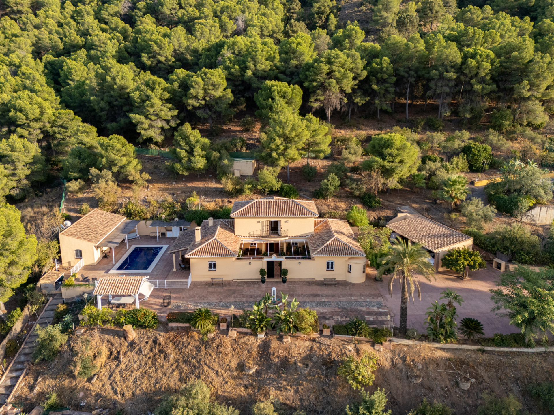 EXCLUSIVA FINCA DE LUJO CON CASA DE INVITADOS, GIMNASIO, PISTA DE TENIS Y VISTAS PANORÁMICAS EN ALHAURÍN DE LA TORRE