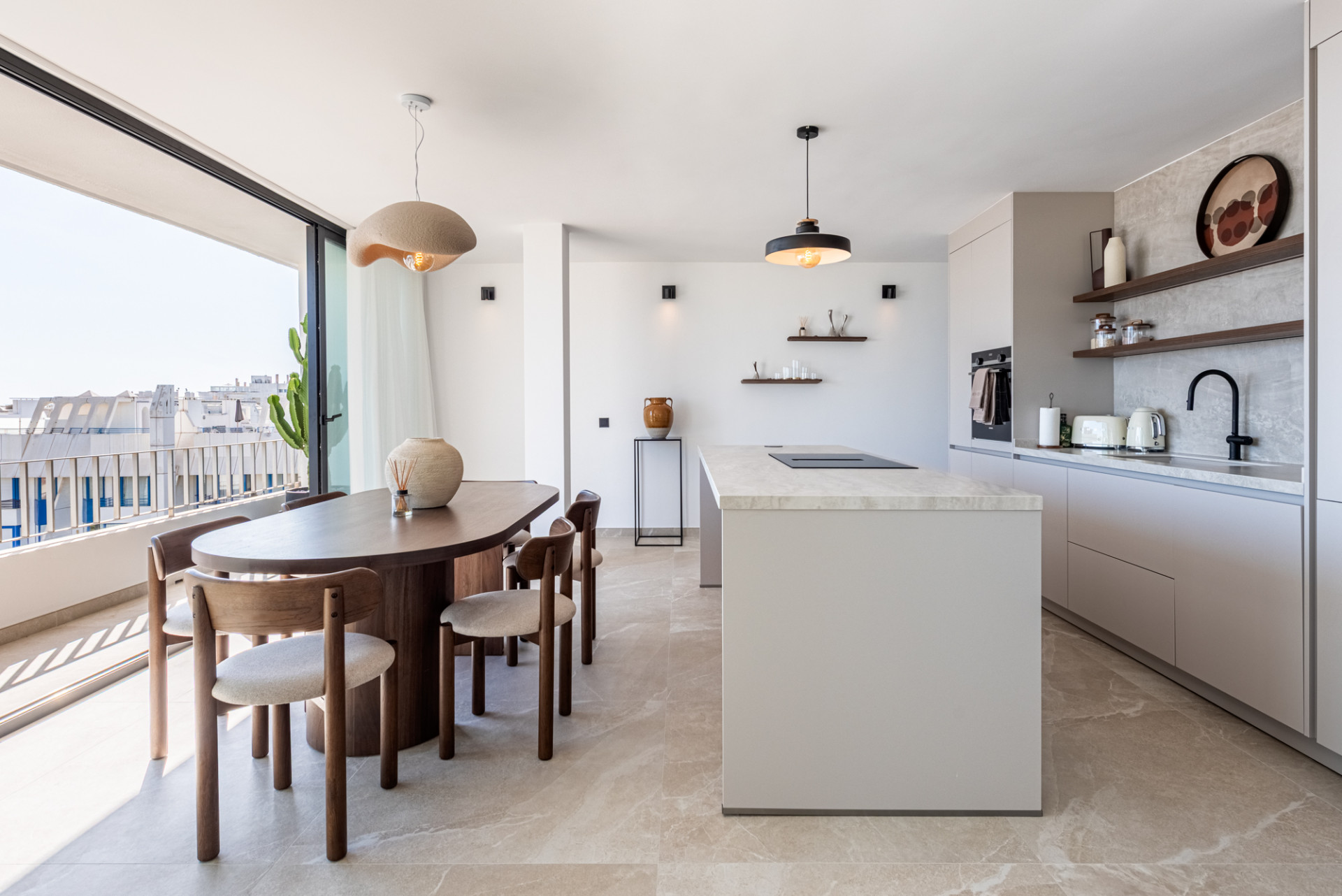 KOMPLETT RENOVIERTES PENTHOUSE MIT 3 SCHLAFZIMMERN IM ZENTRUM VON MARBELLA
