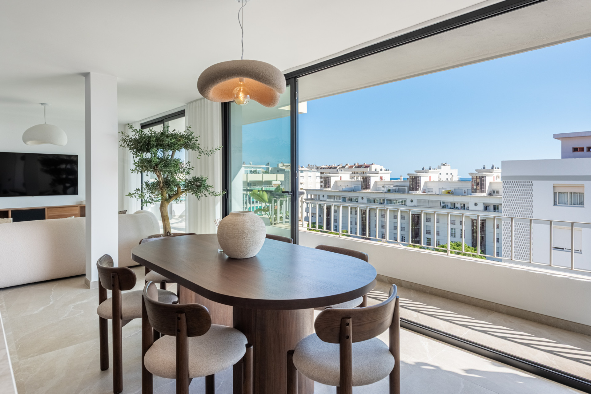 KOMPLETT RENOVIERTES PENTHOUSE MIT 3 SCHLAFZIMMERN IM ZENTRUM VON MARBELLA