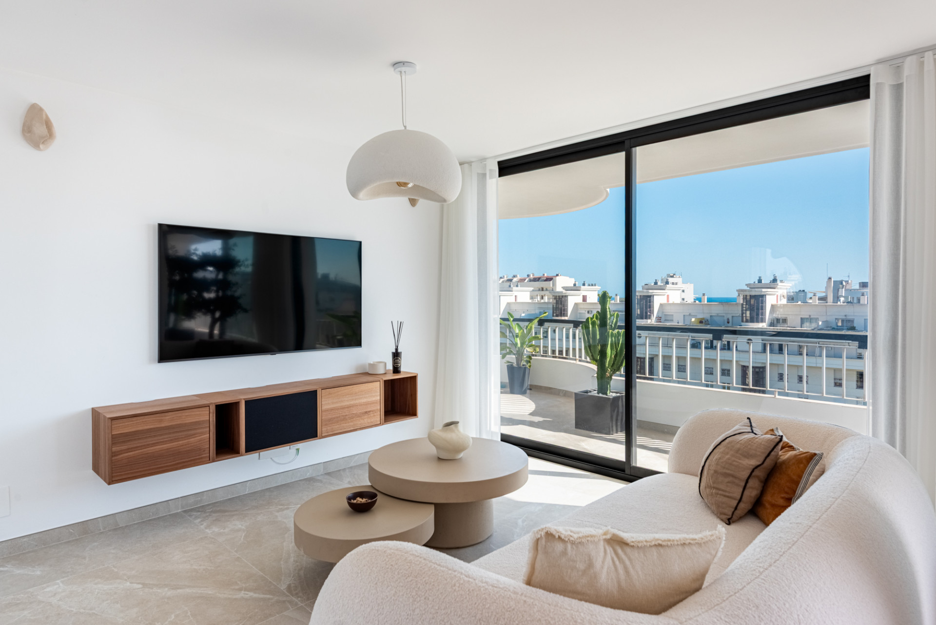 KOMPLETT RENOVIERTES PENTHOUSE MIT 3 SCHLAFZIMMERN IM ZENTRUM VON MARBELLA