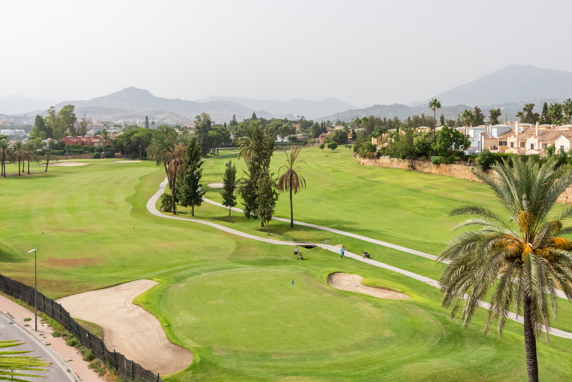 Ático Dúplex en Primera Línea de Golf con Vistas a la Montaña en Guadalmina Alta