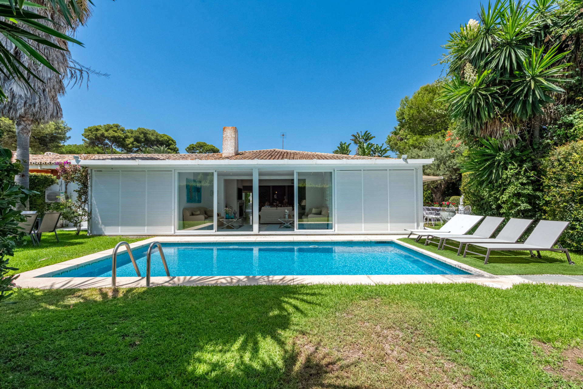 ELEGANTE VILLA ADOSADA EN LOS MONTEROS, MARBELLA ESTE – A SOLO 150M DEL MAR