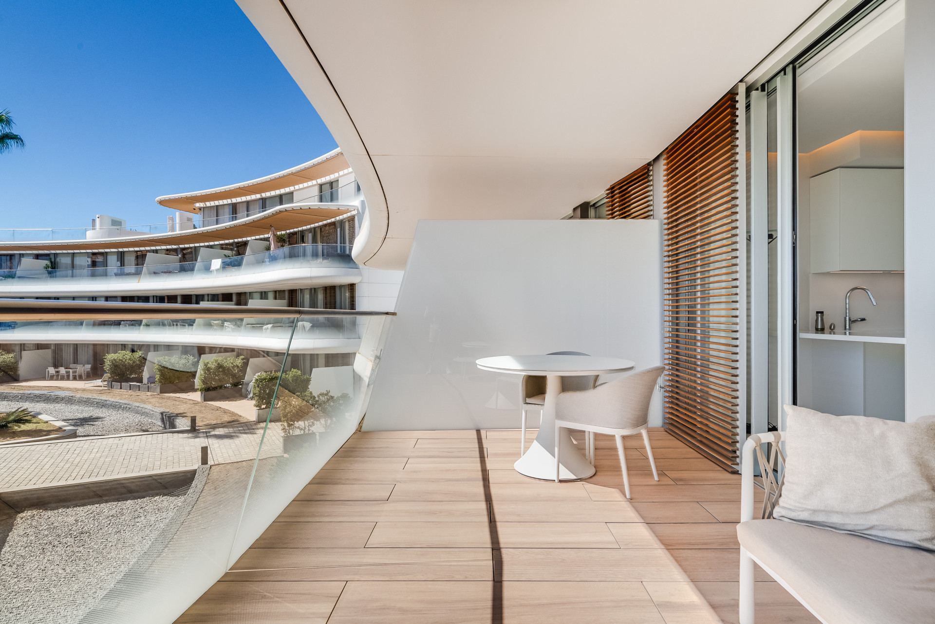 ESPECTACULAR APARTAMENTO EN PRIMERA LINEA DE PLAYA EN THE EDGE ESTEPONA