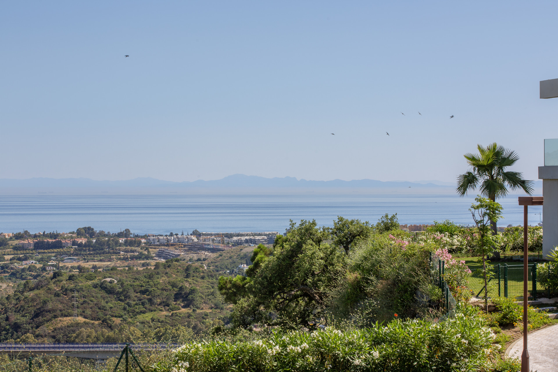 ELEGANTE APARTAMENTO DE 3 DORMITORIOS CON VISTAS PANORÁMICAS AL MAR EN MARBELLA CLUB HILLS