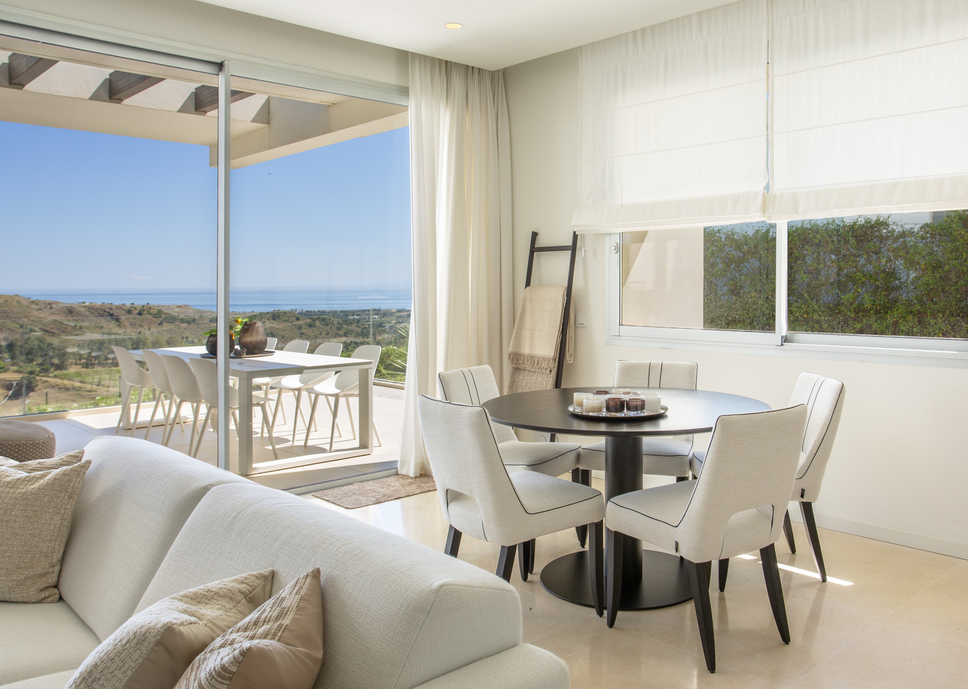 ELEGANTE APARTAMENTO DE 3 DORMITORIOS CON VISTAS PANORÁMICAS AL MAR EN MARBELLA CLUB HILLS