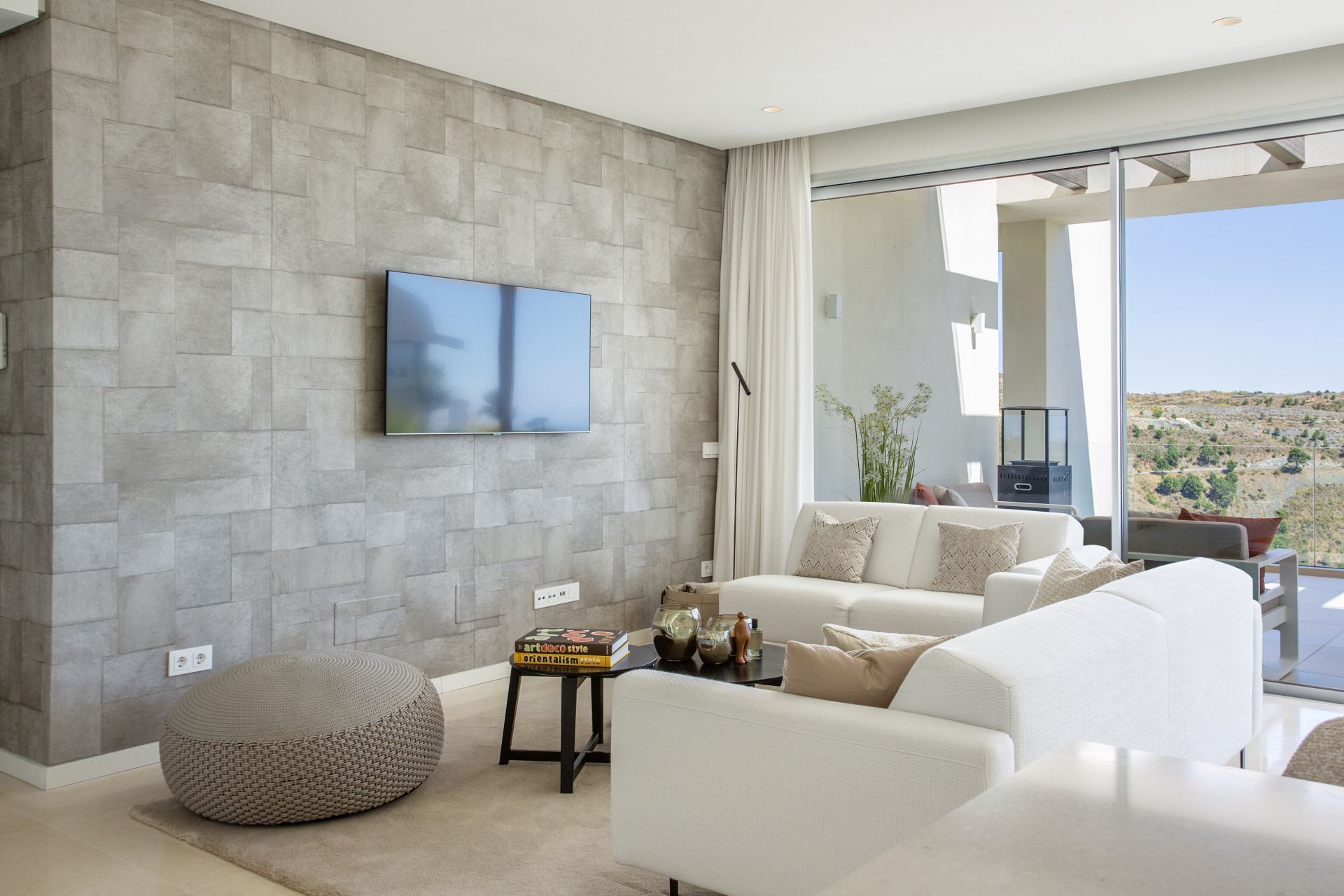 ELEGANTE APARTAMENTO DE 3 DORMITORIOS CON VISTAS PANORÁMICAS AL MAR EN MARBELLA CLUB HILLS