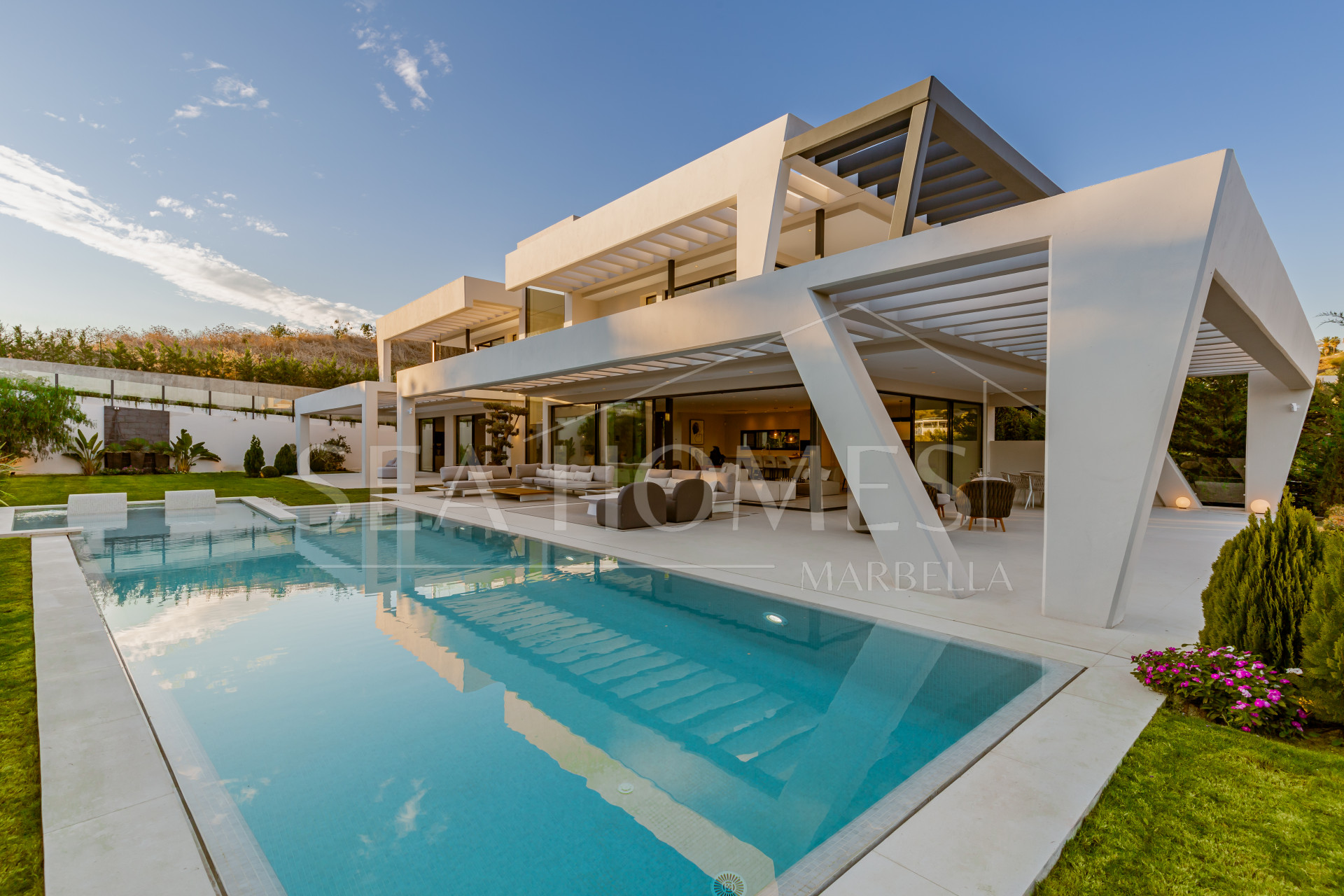 STRIKING 6-BEDROOM CONTEMPORARY VILLA IN THE HEART OF THE GOLF VALLEY NUEVA ANDALUCIA, MARBELLA