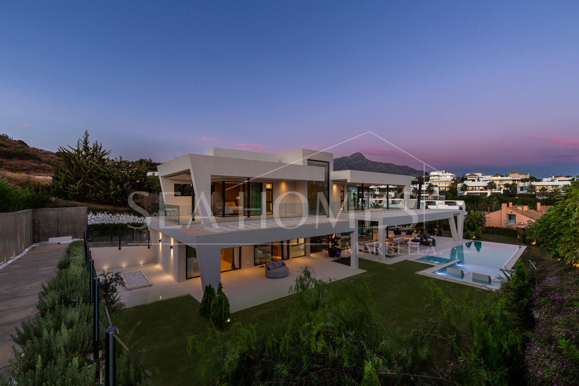 STRIKING 6-BEDROOM CONTEMPORARY VILLA IN THE HEART OF THE GOLF VALLEY NUEVA ANDALUCIA, MARBELLA