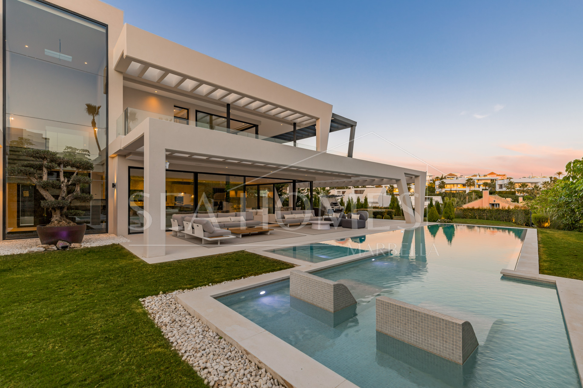 STRIKING 6-BEDROOM CONTEMPORARY VILLA IN THE HEART OF THE GOLF VALLEY NUEVA ANDALUCIA, MARBELLA