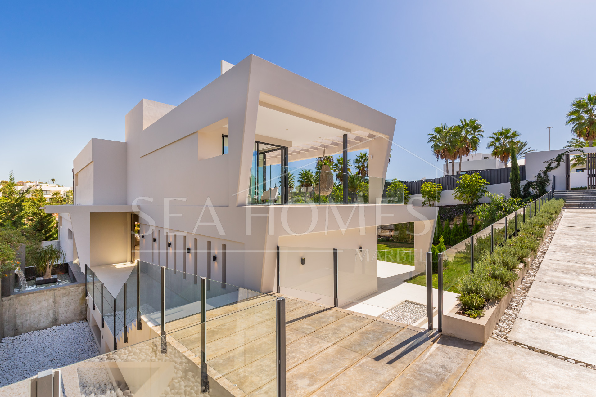 STRIKING 6-BEDROOM CONTEMPORARY VILLA IN THE HEART OF THE GOLF VALLEY NUEVA ANDALUCIA, MARBELLA