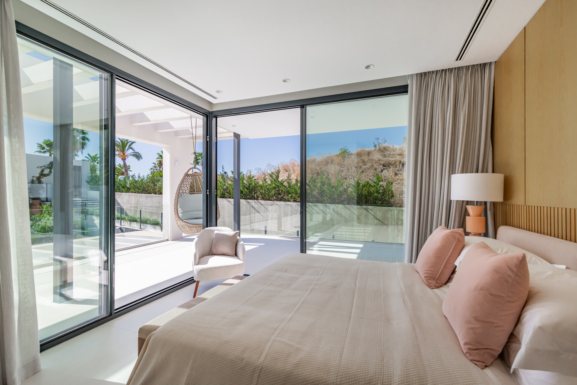 STRIKING 6-BEDROOM CONTEMPORARY VILLA IN THE HEART OF THE GOLF VALLEY NUEVA ANDALUCIA, MARBELLA