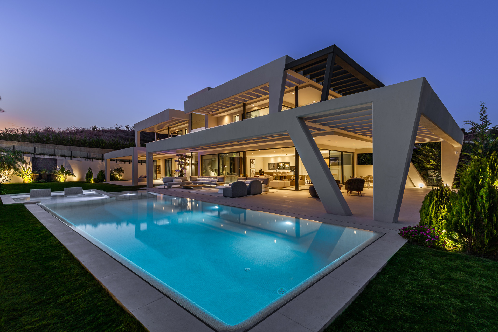 STRIKING 6-BEDROOM CONTEMPORARY VILLA IN THE HEART OF THE GOLF VALLEY NUEVA ANDALUCIA, MARBELLA