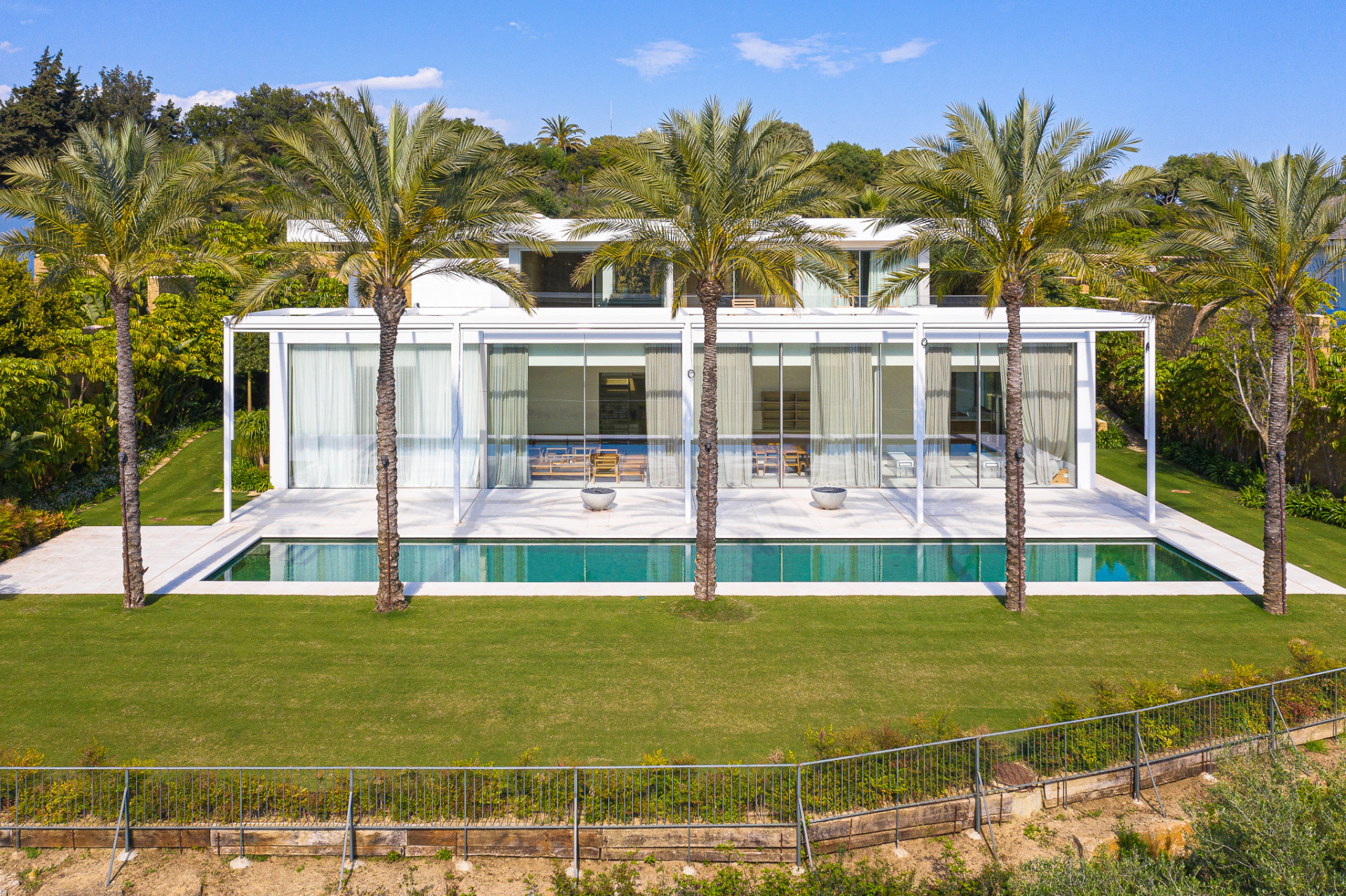 EXCEPTIONAL 4 BEDROOM CONTEMPORARY VILLA IN THE EXCLUSIVE FINCA CORTESIN ESTA...