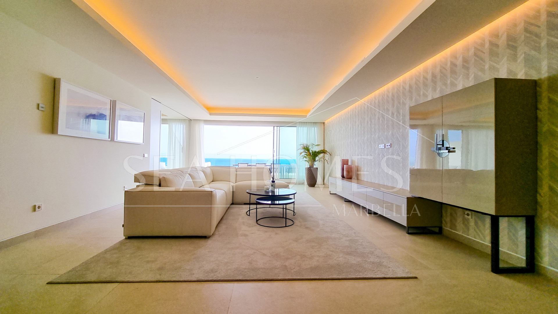 Luxurious 1st line beach penthouse for sale in Estepona, Costa del Sol.