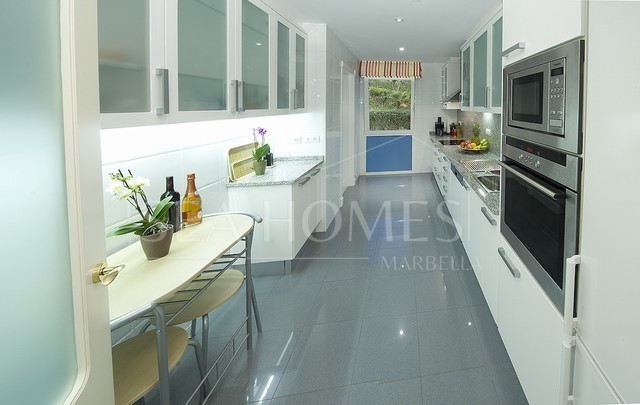 Luxury ground floor apartment in Nueva Andalucia