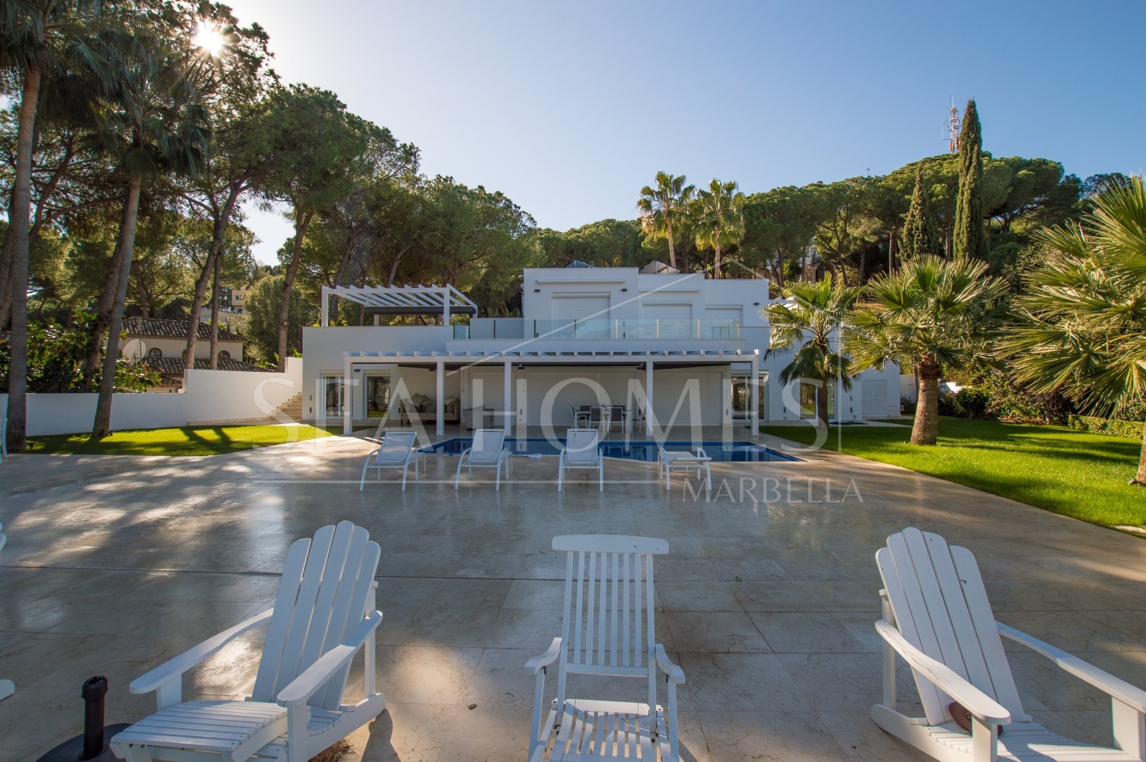 Luxury contemporary villa with spectacular sea and mountain views for short-term rent in Nueva Andalucia, Costa del Sol