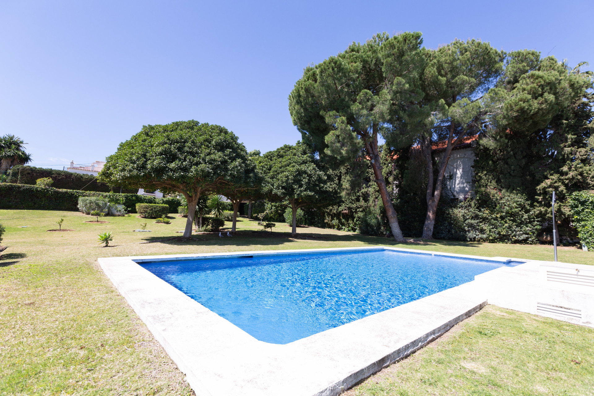 Stadthaus mit Garten in der Hauptzone von Nueva Andalucía
