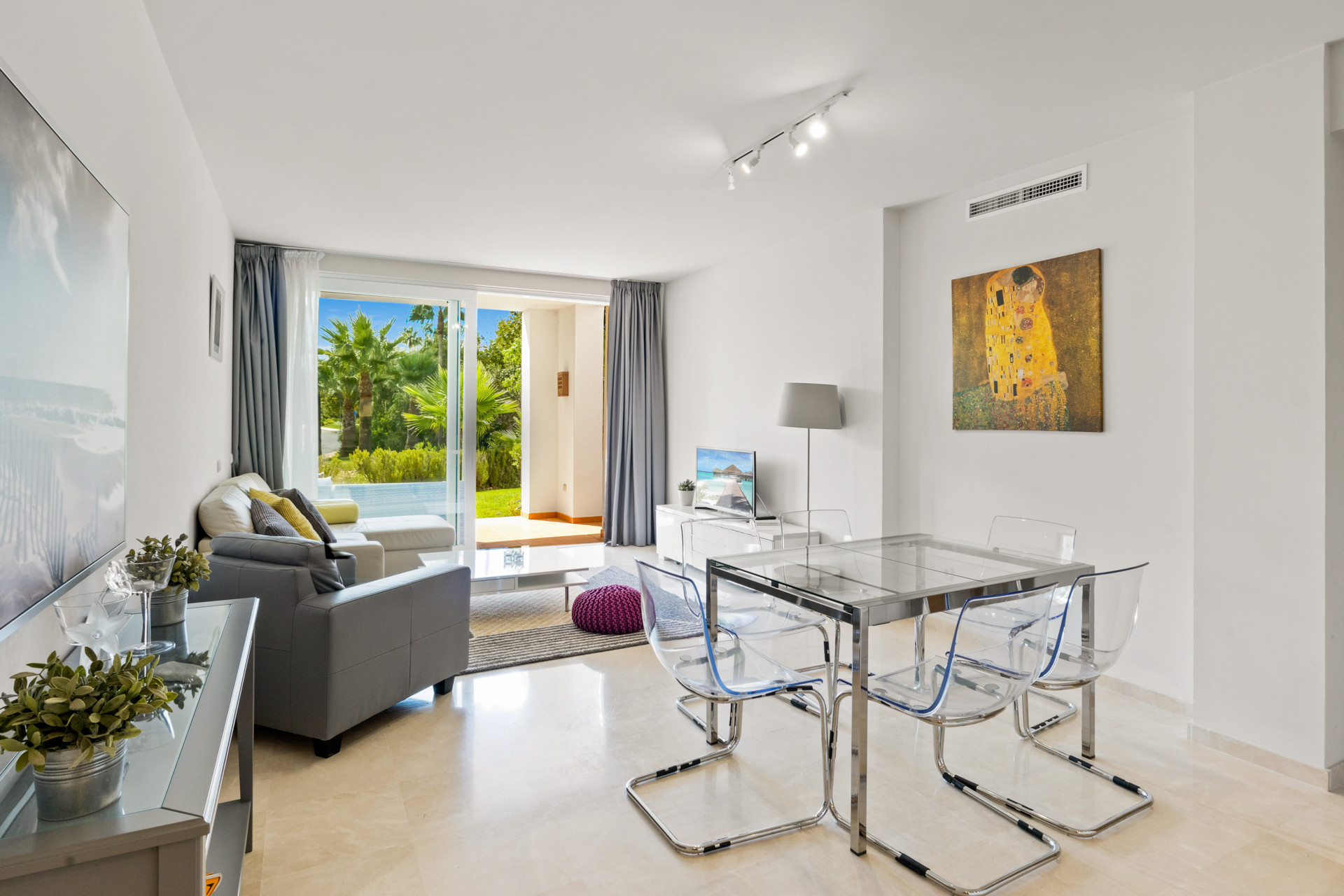 Acogedor apartamento en planta baja con vistas al jardines y montañas