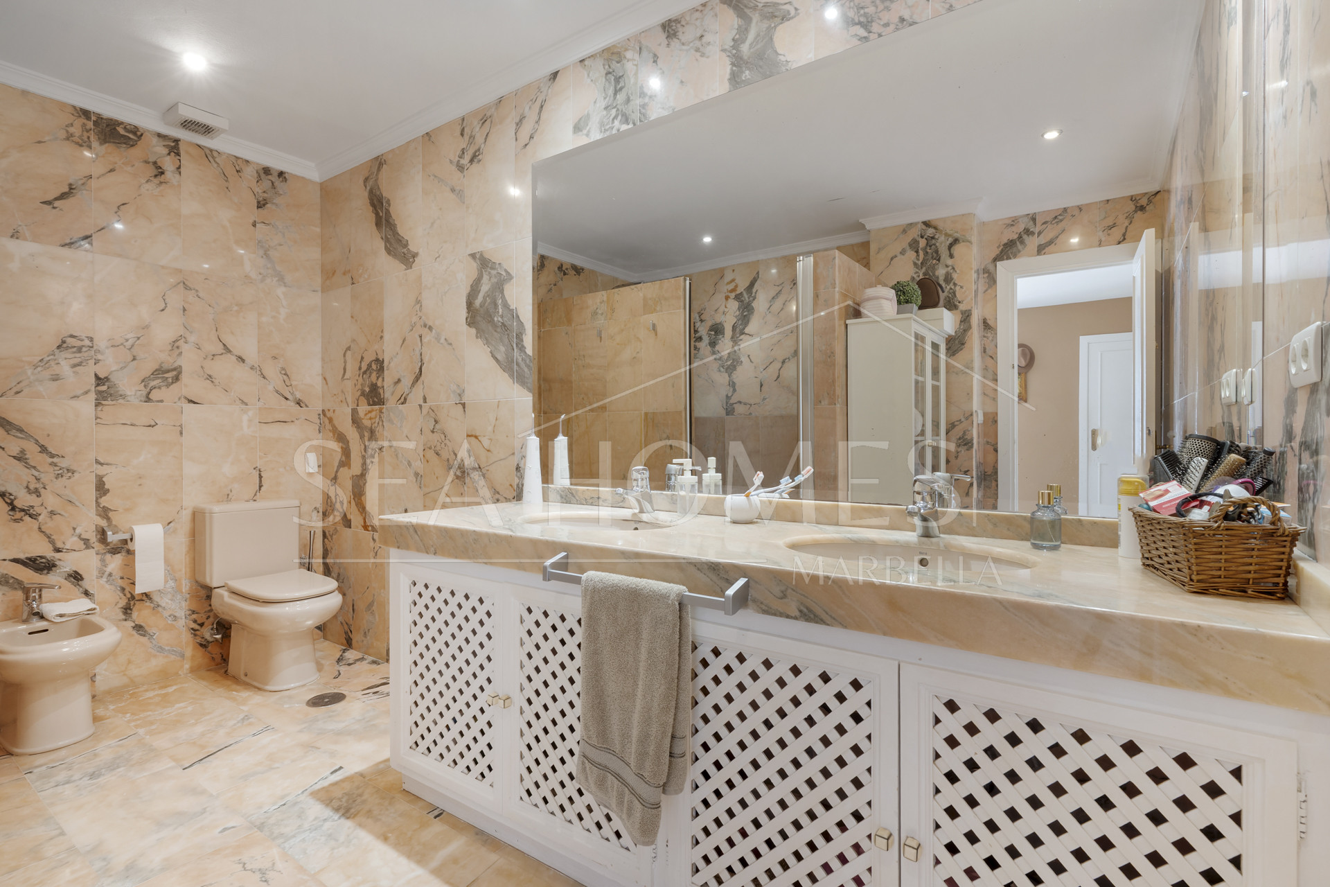 Spacious 3 bedroom apartment – Nueva Andalucía, just steps from Puerto Banus