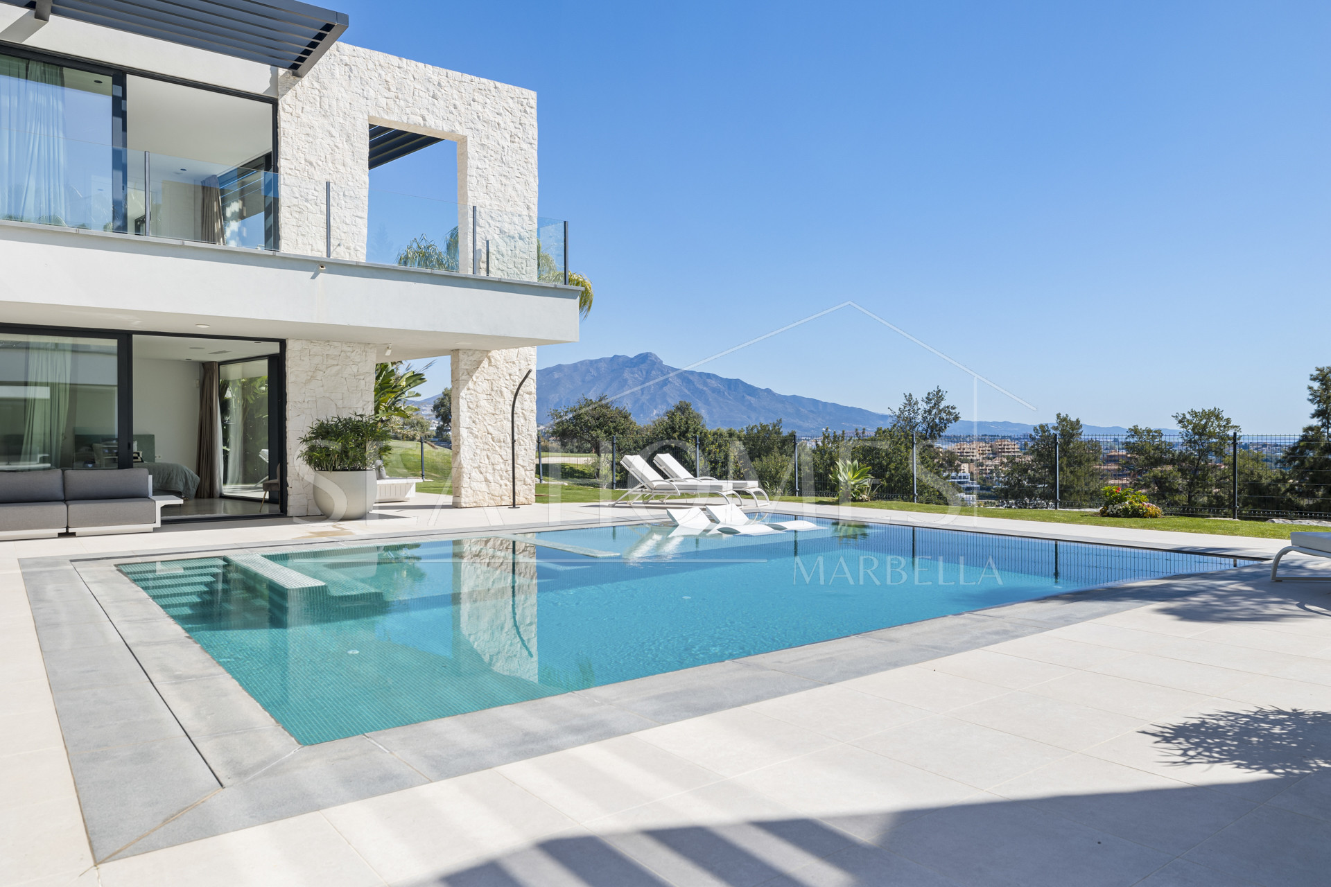 Contemporary Luxury with Panoramic Views in La Alquería