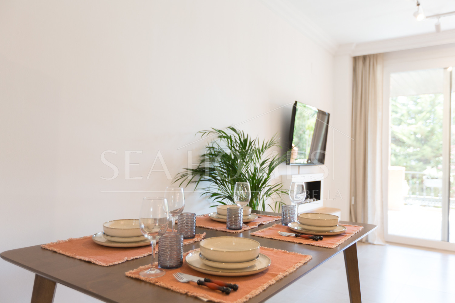 Fully Renovated 2-Bedroom Apartment Just 150m from the Beach – With Access to 4-Star Hotel Facilities