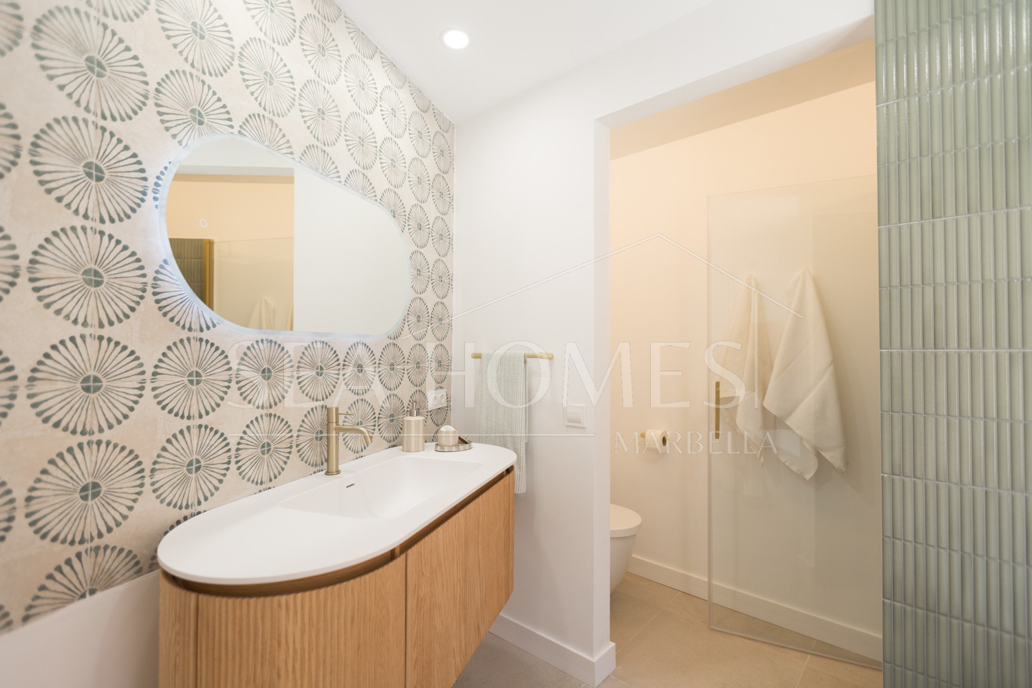 Fully Renovated 2-Bedroom Apartment Just 150m from the Beach – With Access to 4-Star Hotel Facilities