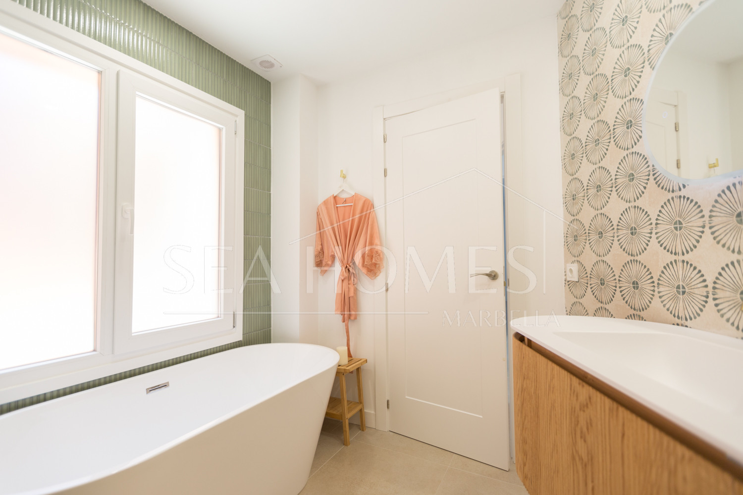 Fully Renovated 2-Bedroom Apartment Just 150m from the Beach – With Access to 4-Star Hotel Facilities