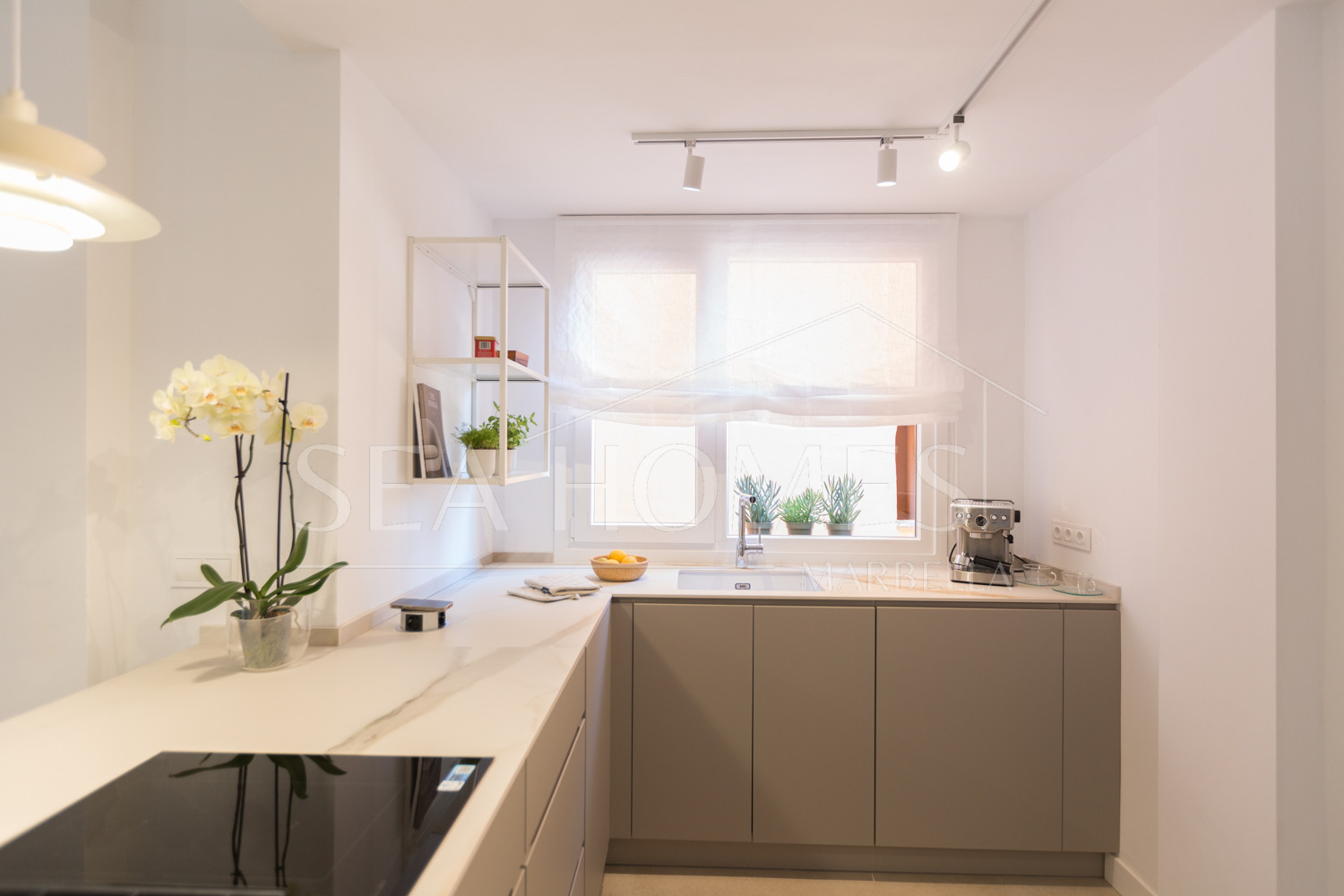 Fully Renovated 2-Bedroom Apartment Just 150m from the Beach – With Access to 4-Star Hotel Facilities