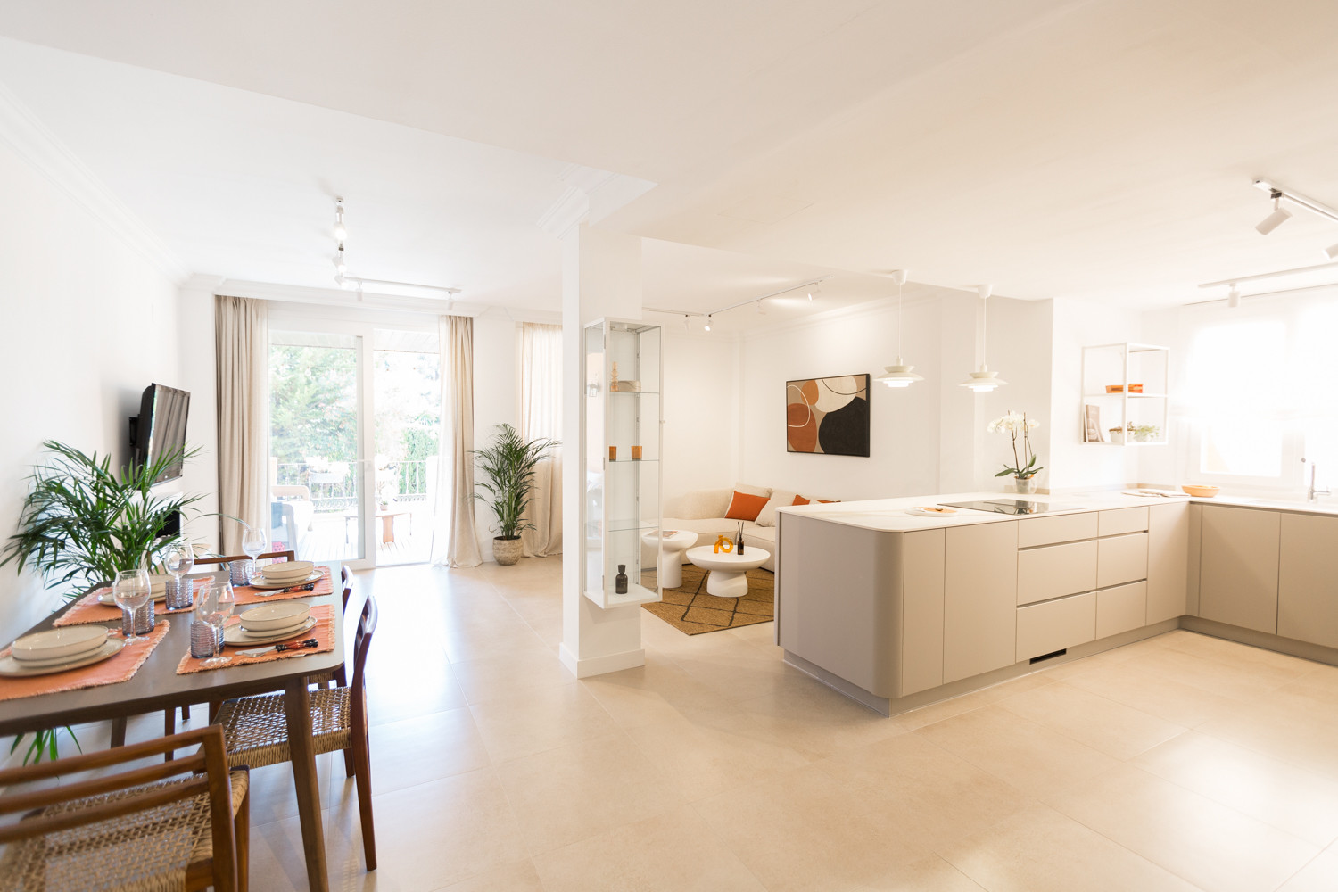 Fully Renovated 2-Bedroom Apartment Just 150m from the Beach – With Access to 4-Star Hotel Facilities