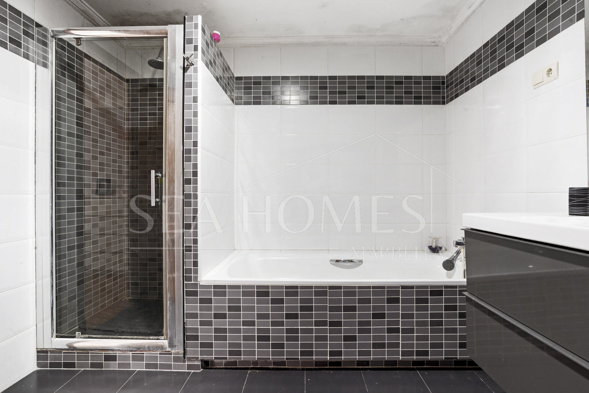 Large 6 Bedroom Villa with Sea and Mountain Views in Estepona