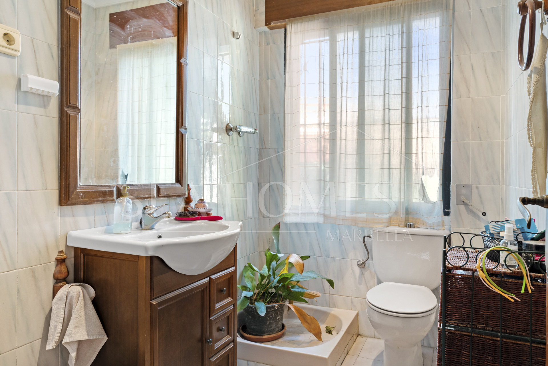 Large 6 Bedroom Villa with Sea and Mountain Views in Estepona