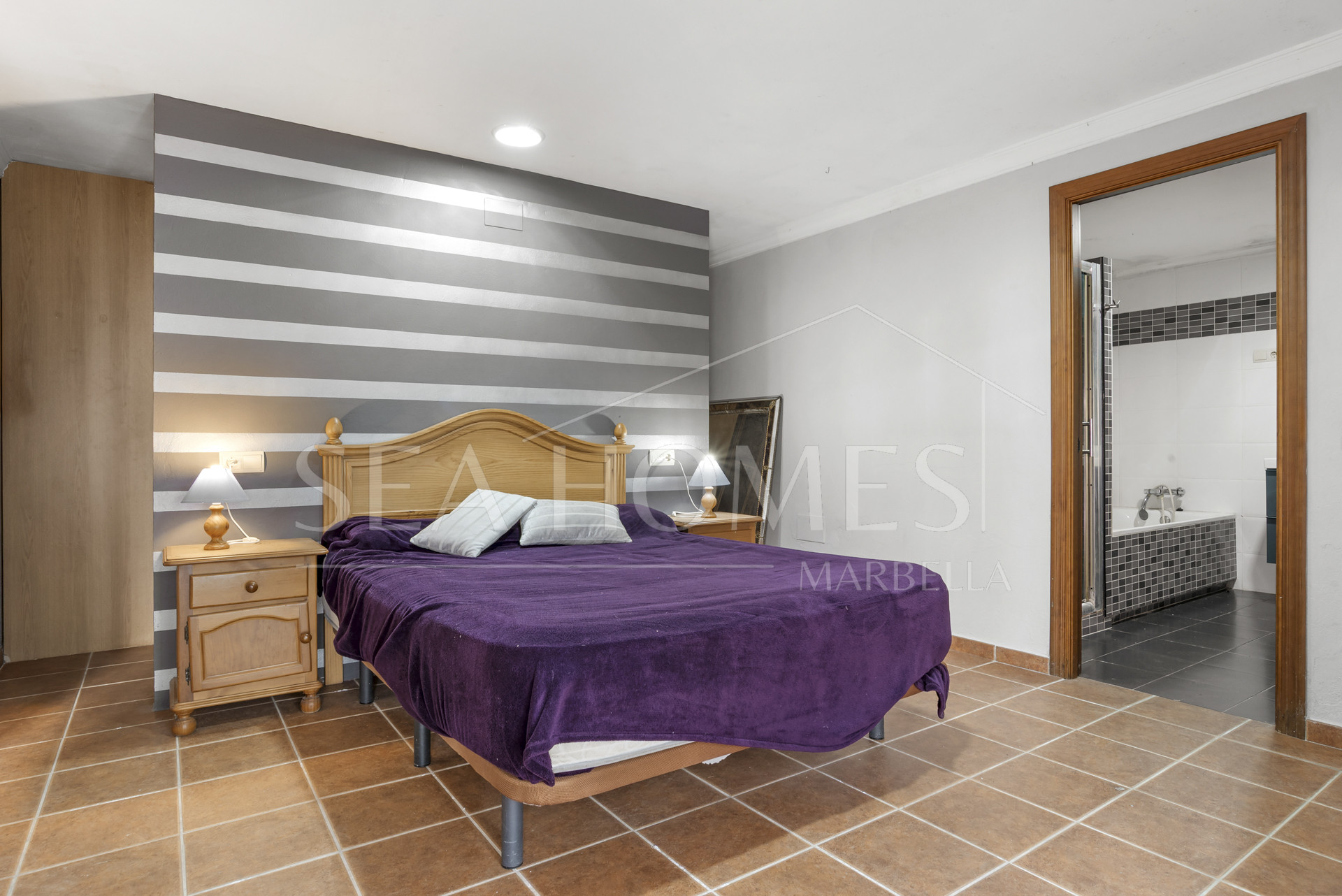 Large 6 Bedroom Villa with Sea and Mountain Views in Estepona