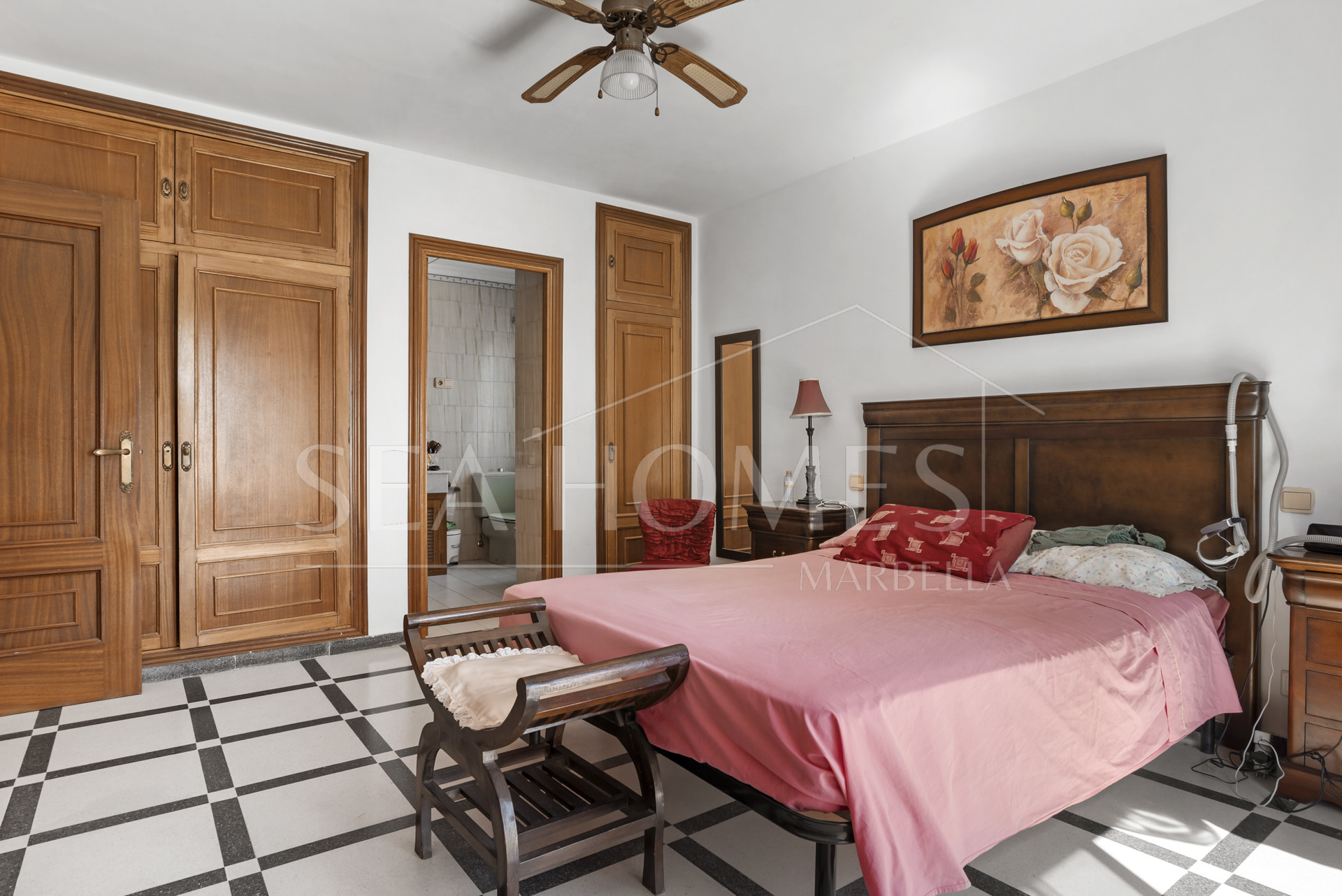 Large 6 Bedroom Villa with Sea and Mountain Views in Estepona