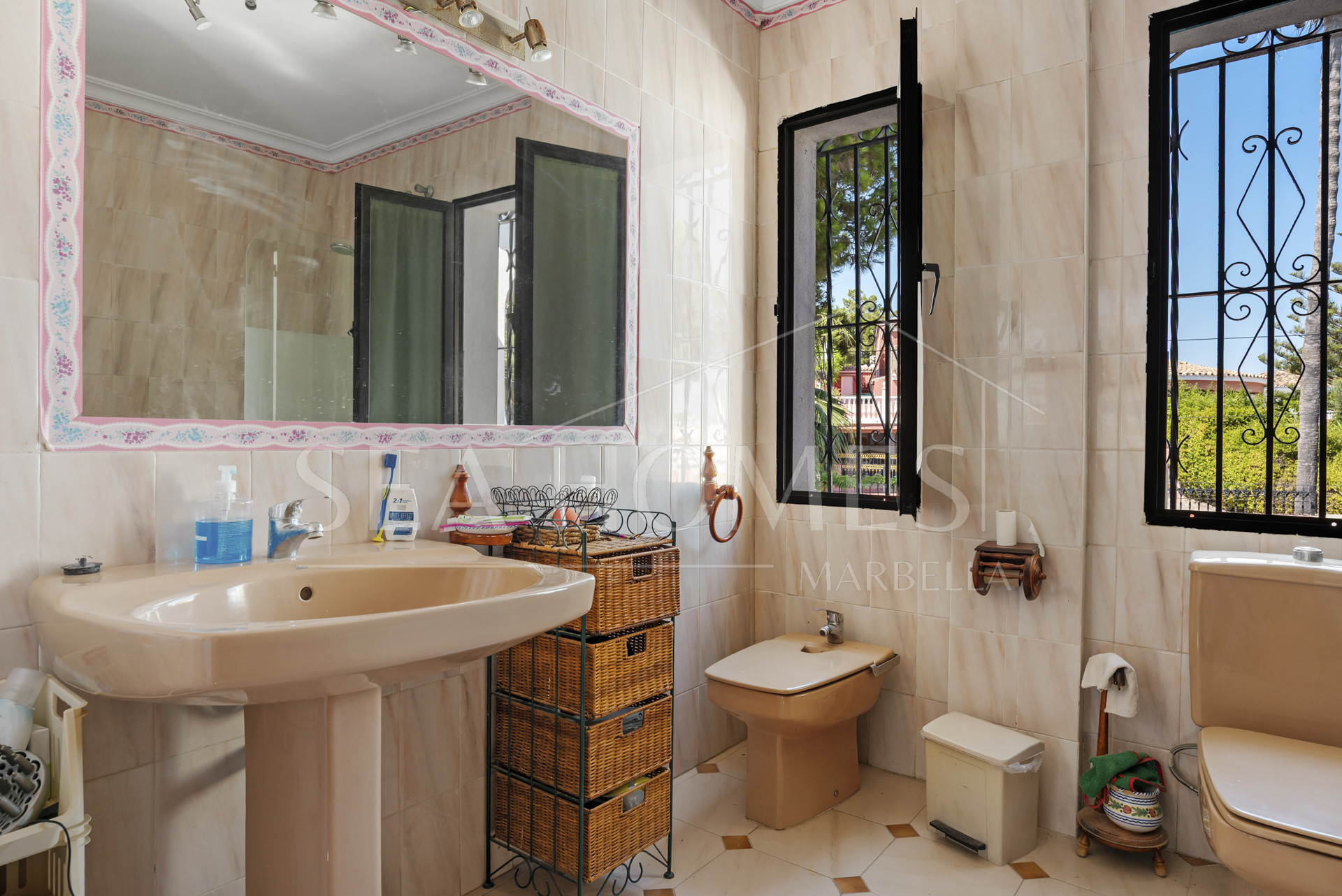 Large 6 Bedroom Villa with Sea and Mountain Views in Estepona