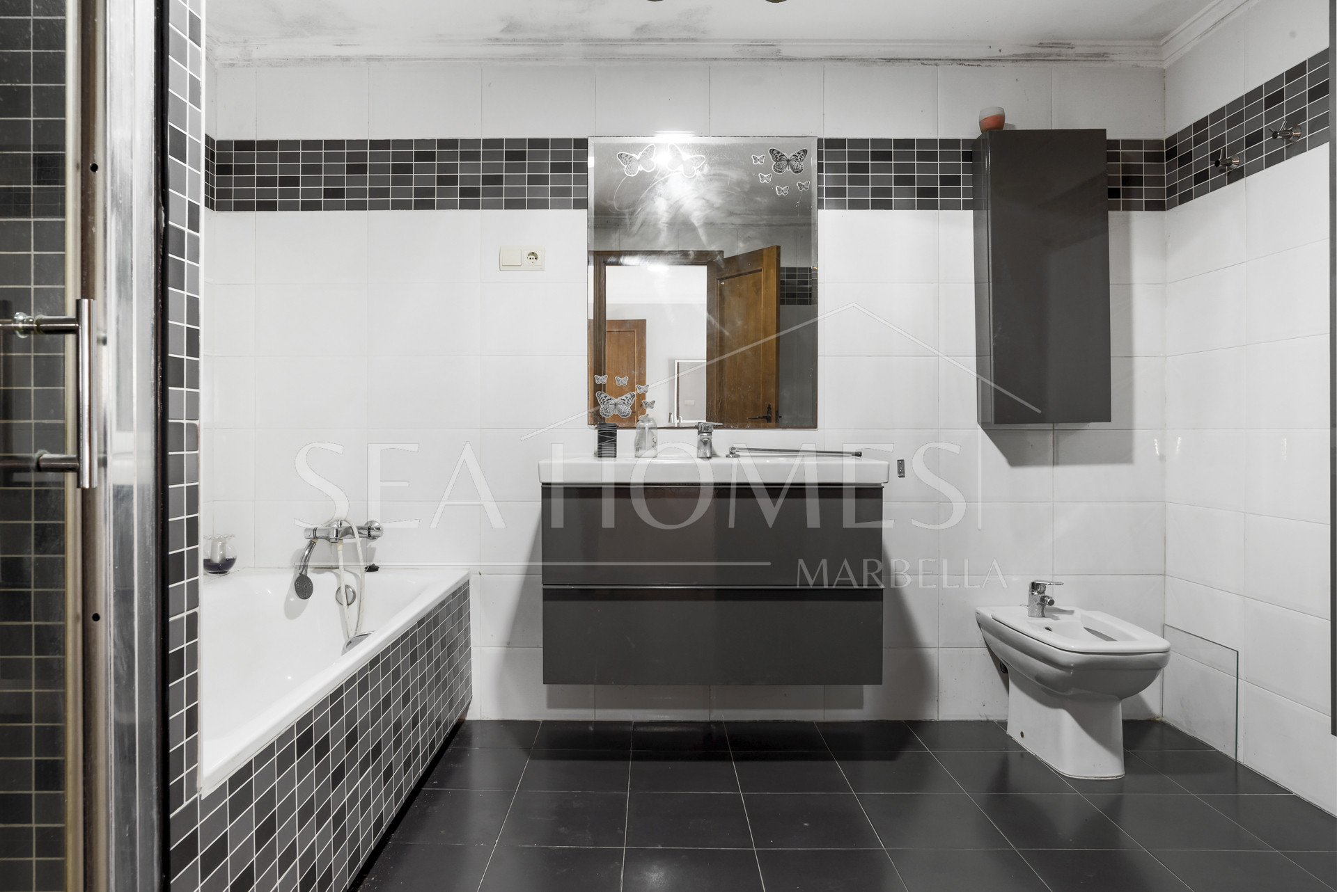 Large 6 Bedroom Villa with Sea and Mountain Views in Estepona