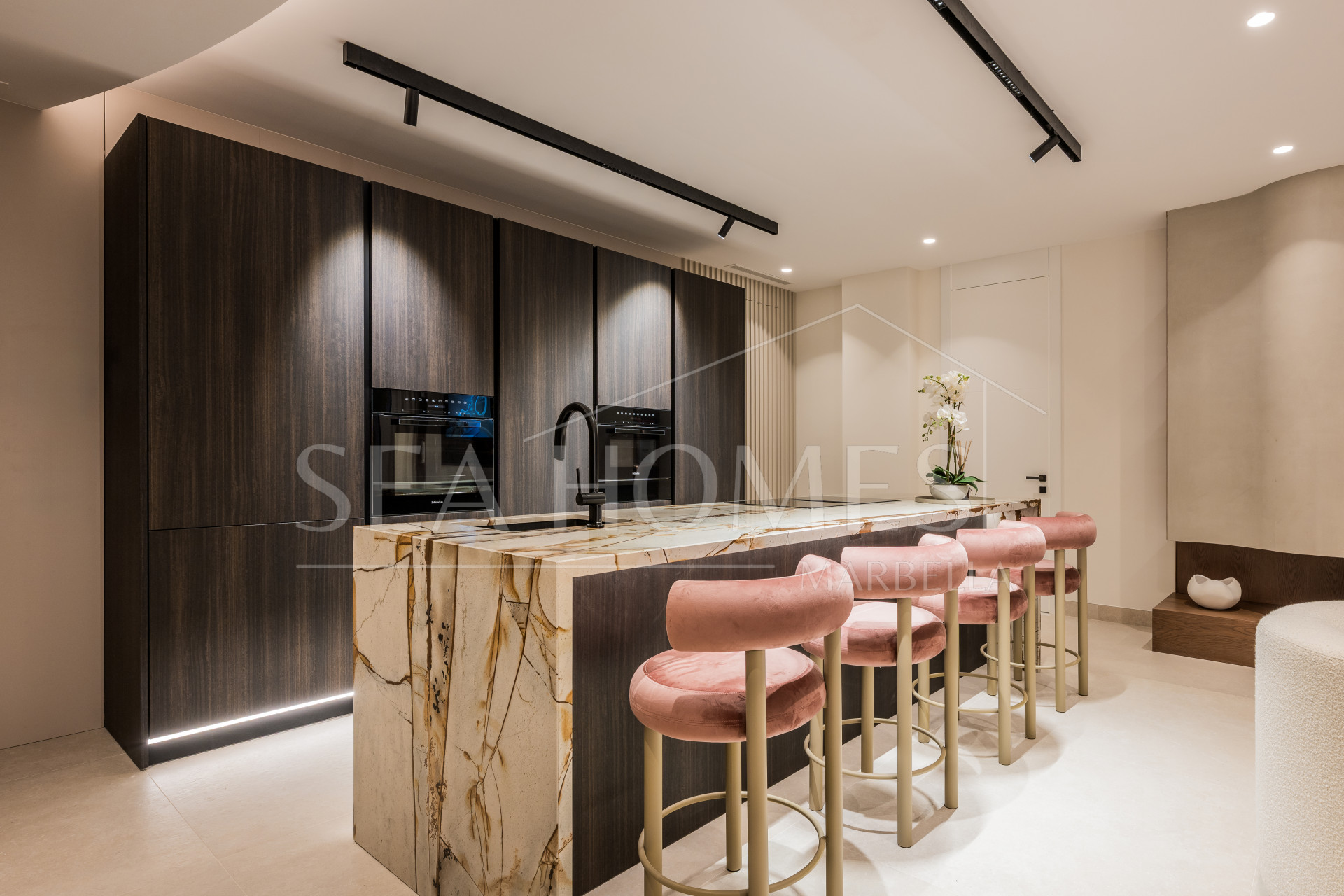 Exclusive renovated beachfront apartment – Rio Real Marbella