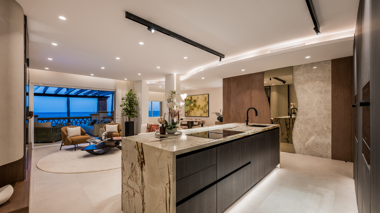 Exclusivo apartamento renovado en primera línea de playa – Río Real Marbella