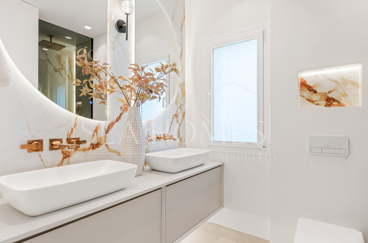 Exclusive renovated beachfront apartment – Rio Real Marbella