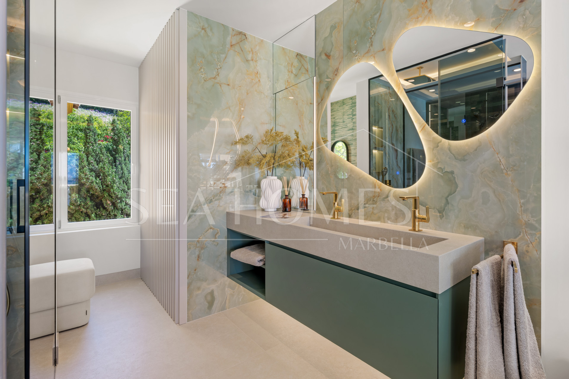 Exclusive renovated beachfront apartment – Rio Real Marbella