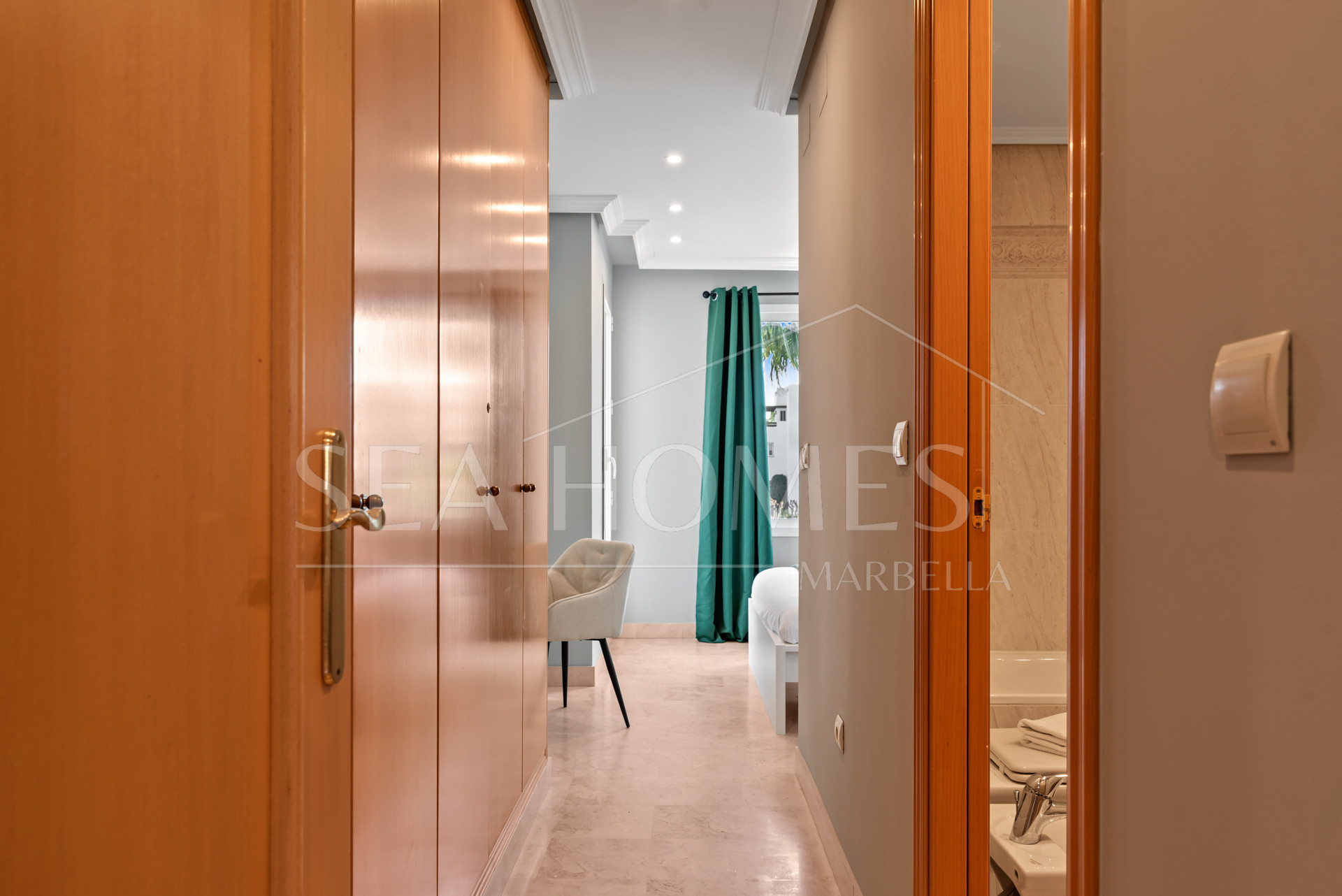 Bright 2 bedroom apartment with private terrace in Selwo